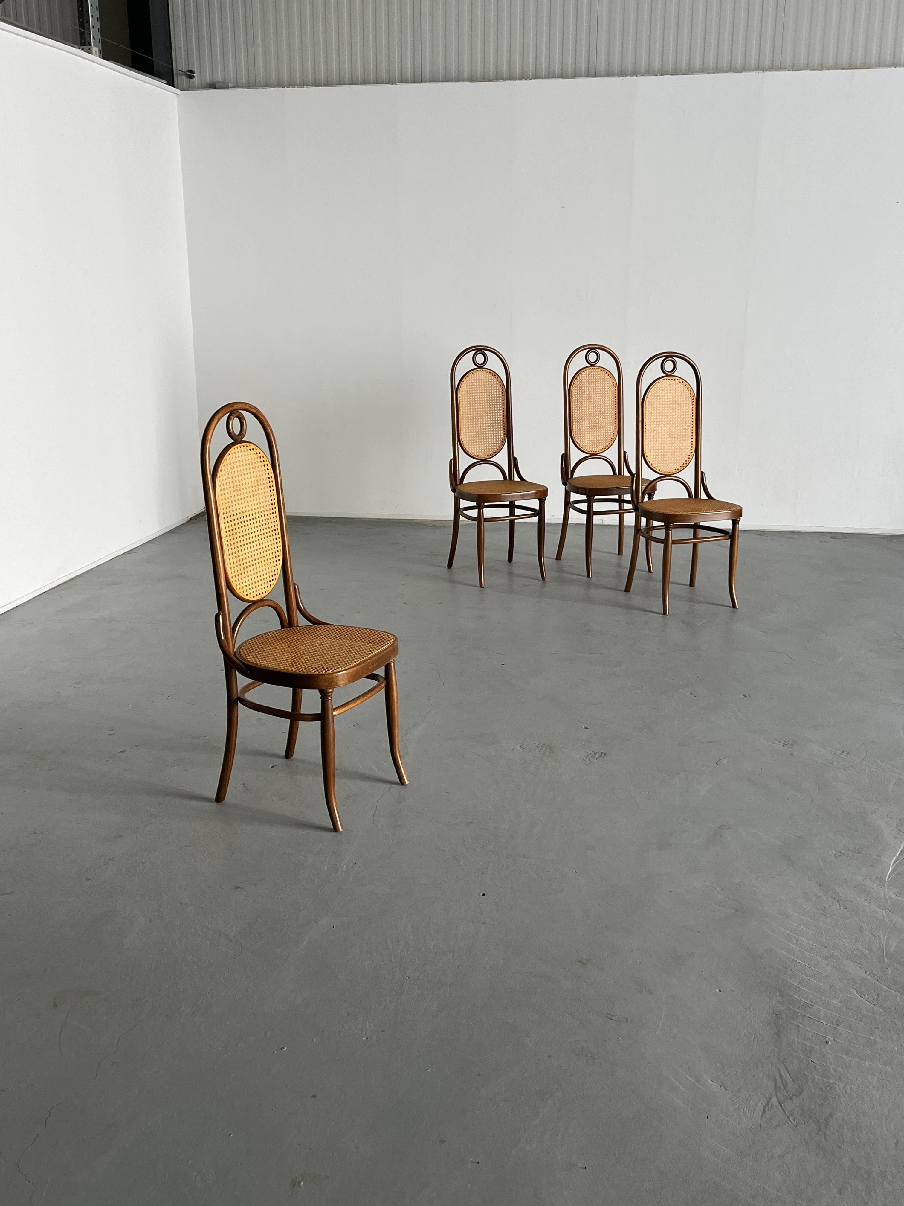 Un ensemble de quatre belles chaises en bois courbé Thonet, dossier haut populaire connu comme le modèle 207R ou le modèle no. 17.
Non étiqueté, très probablement une production Thonet-Mundus de la fin des années 1970.

Dans l'ensemble en très bon