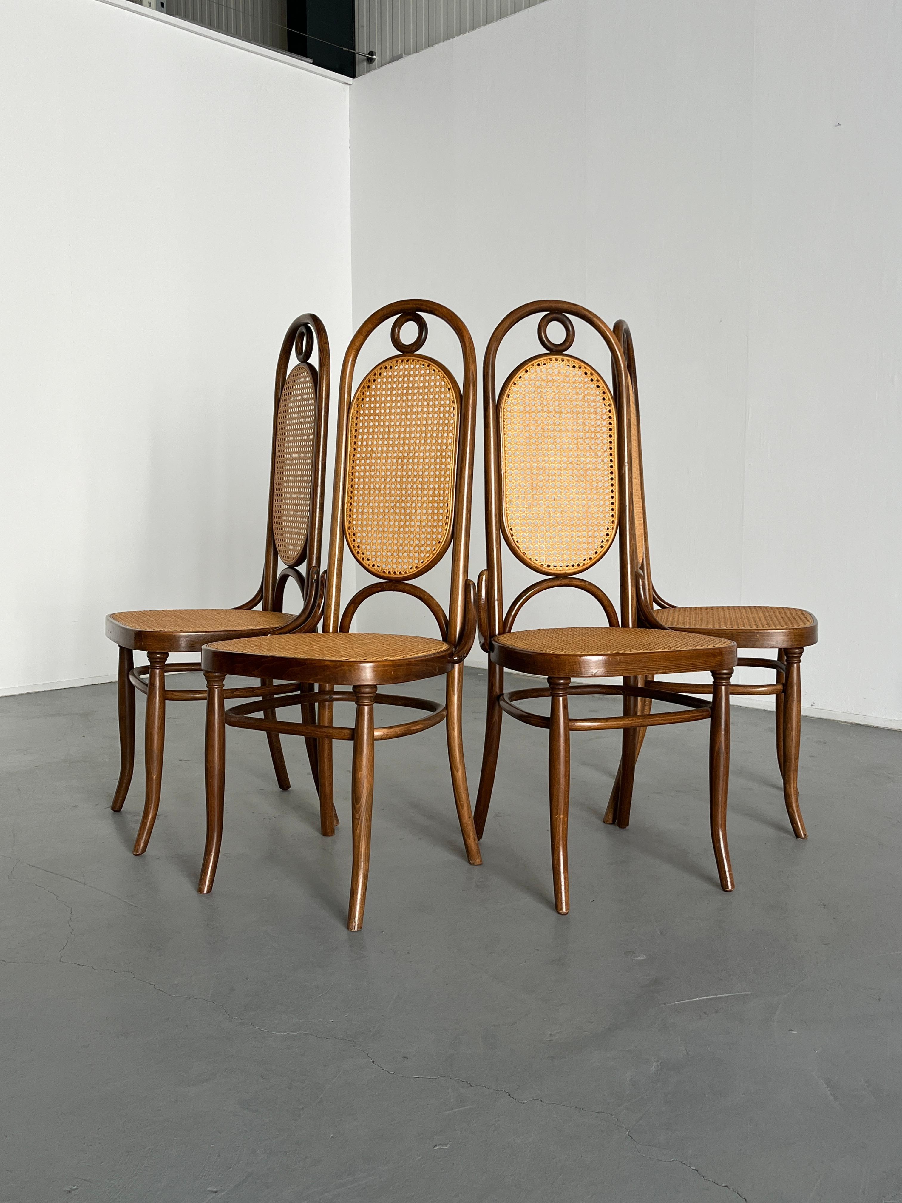 Européen Lot de 4 chaises bistro vintage Thonet Mundus 207R à haut dossier en bois cintré, 1970 en vente