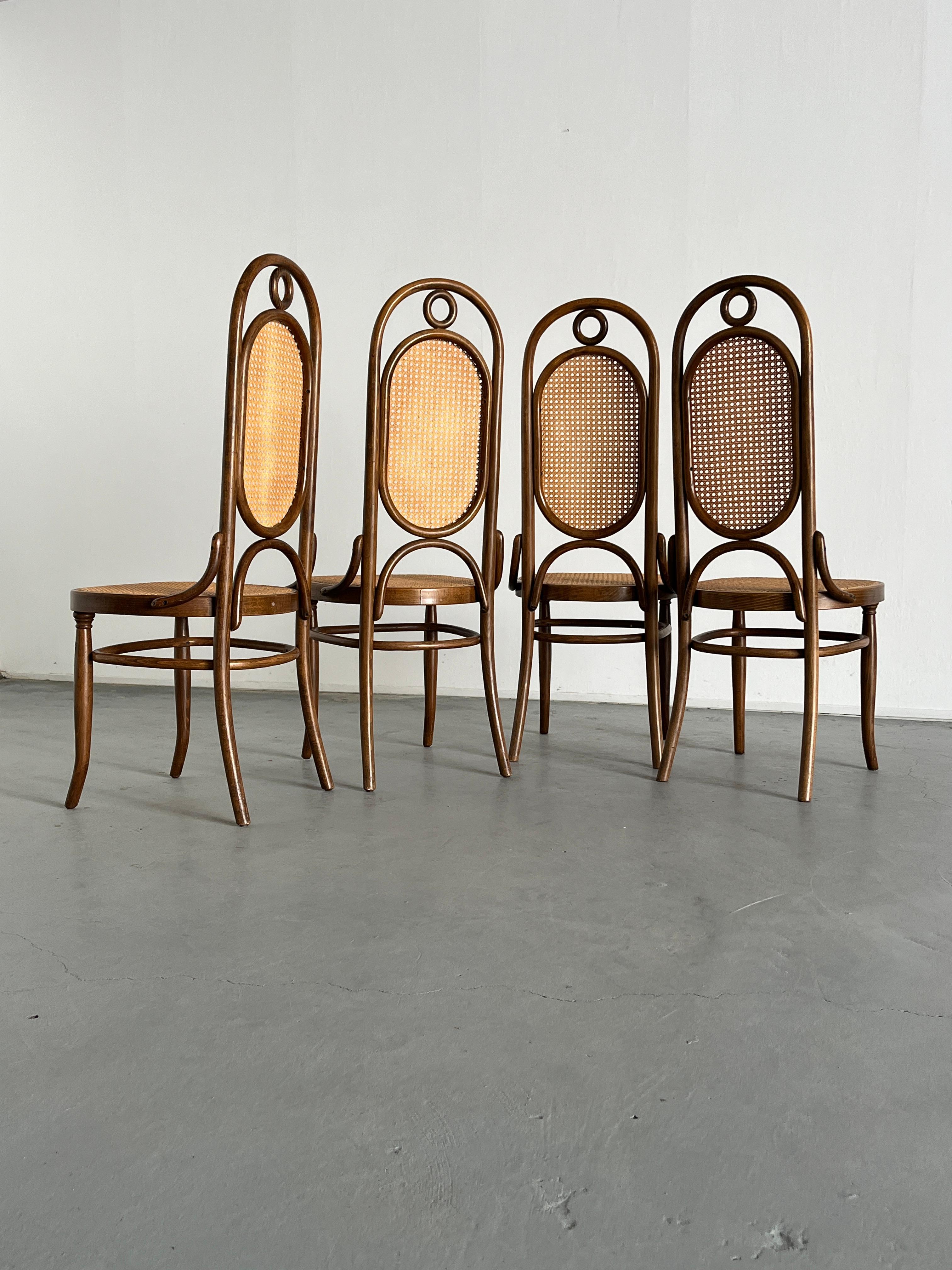 Lot de 4 chaises bistro vintage Thonet Mundus 207R à haut dossier en bois cintré, 1970 Bon état - En vente à Zagreb, HR