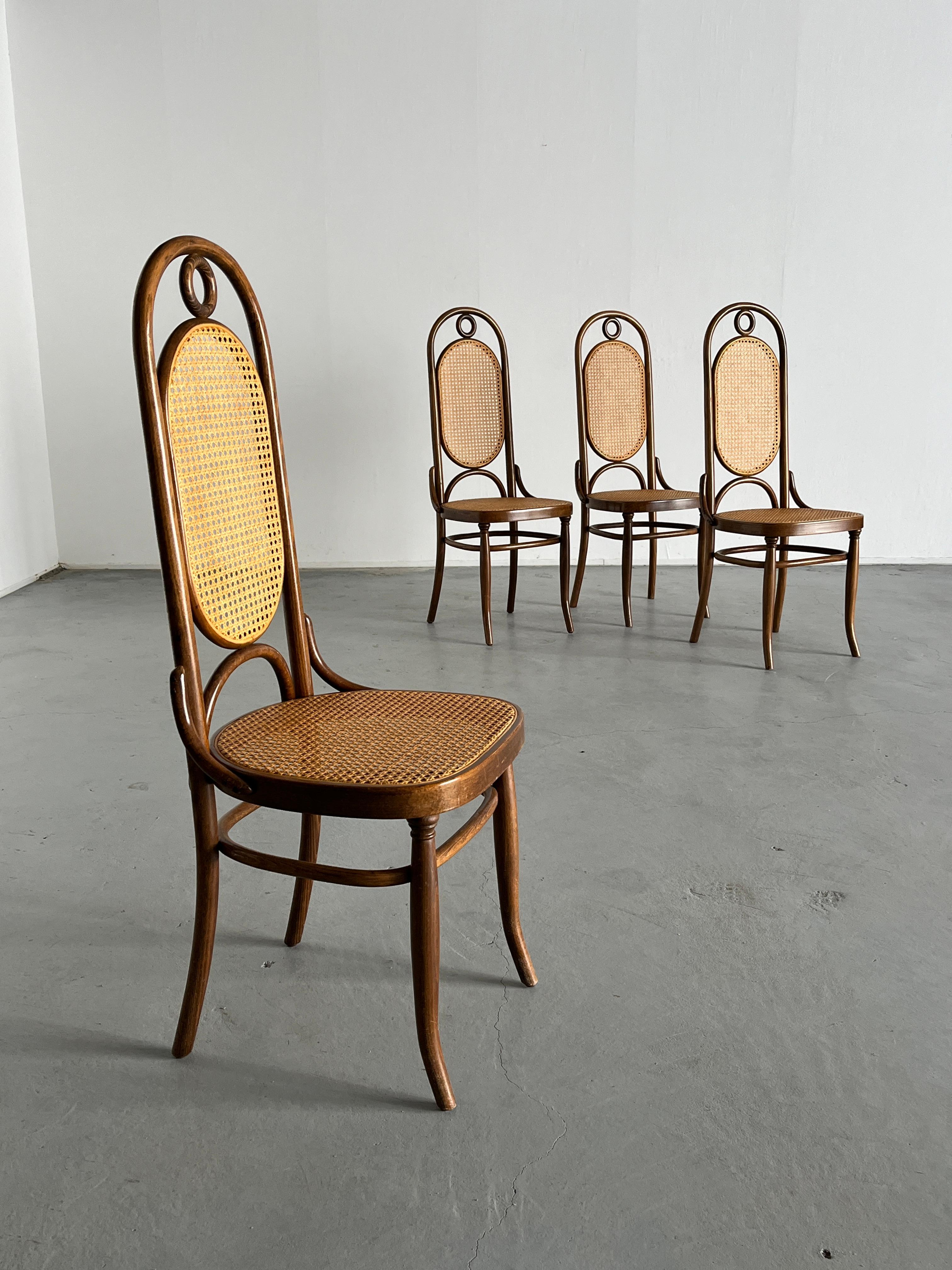 Fin du 20e siècle Lot de 4 chaises bistro vintage Thonet Mundus 207R à haut dossier en bois cintré, 1970 en vente