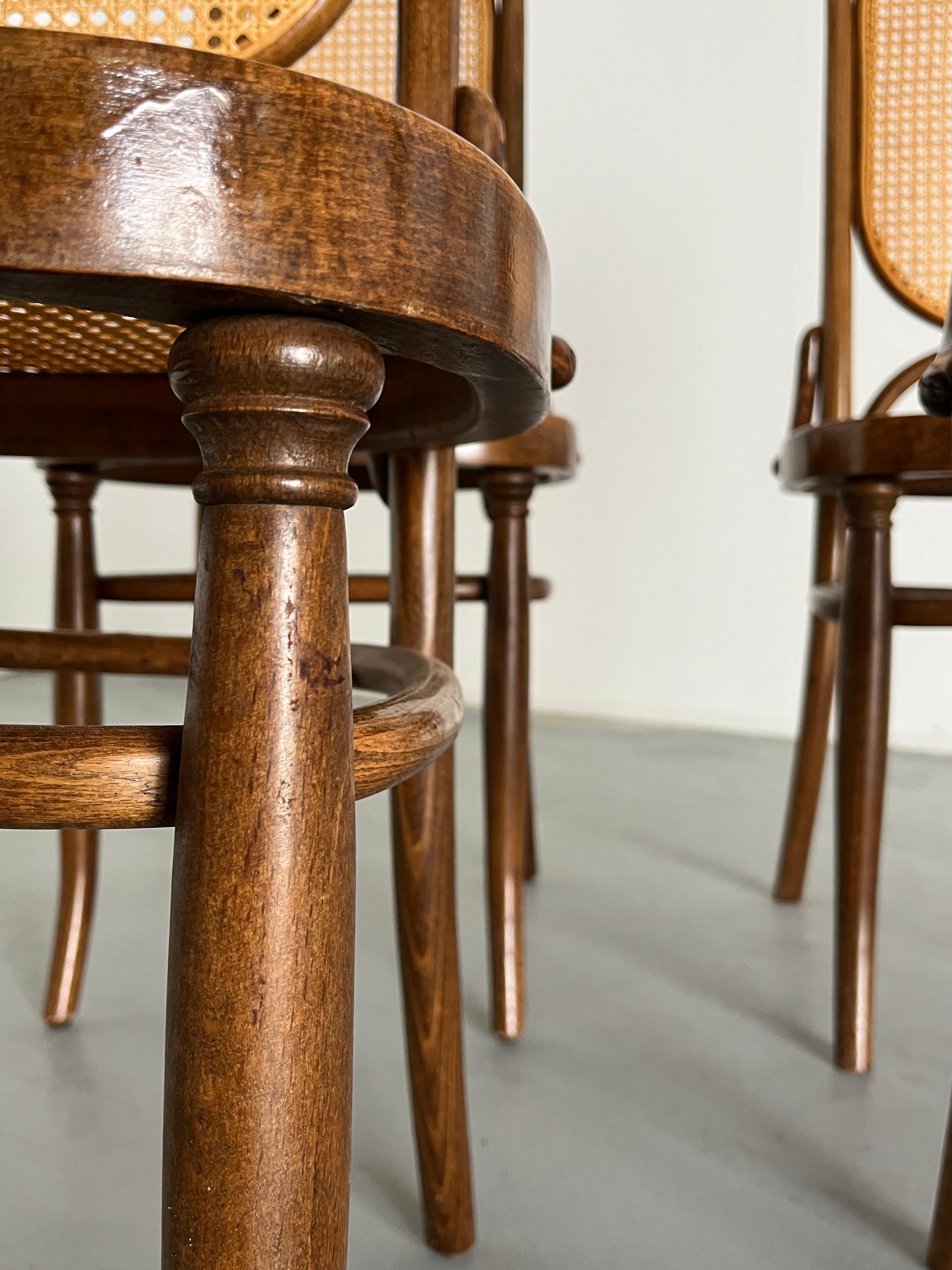 Lot de 4 chaises bistro vintage Thonet Mundus 207R à haut dossier en bois cintré, 1970 en vente 1