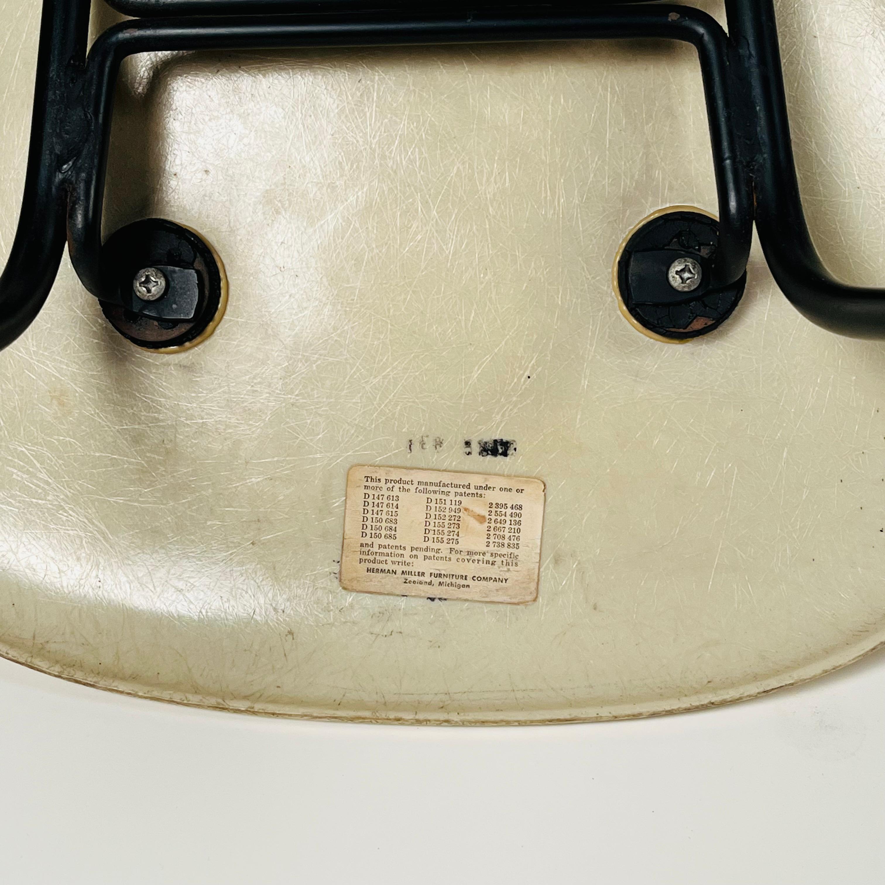 Ensemble de 4 chaises Eames vintage en fibre de verre blanche par Herman Miller en vente 4
