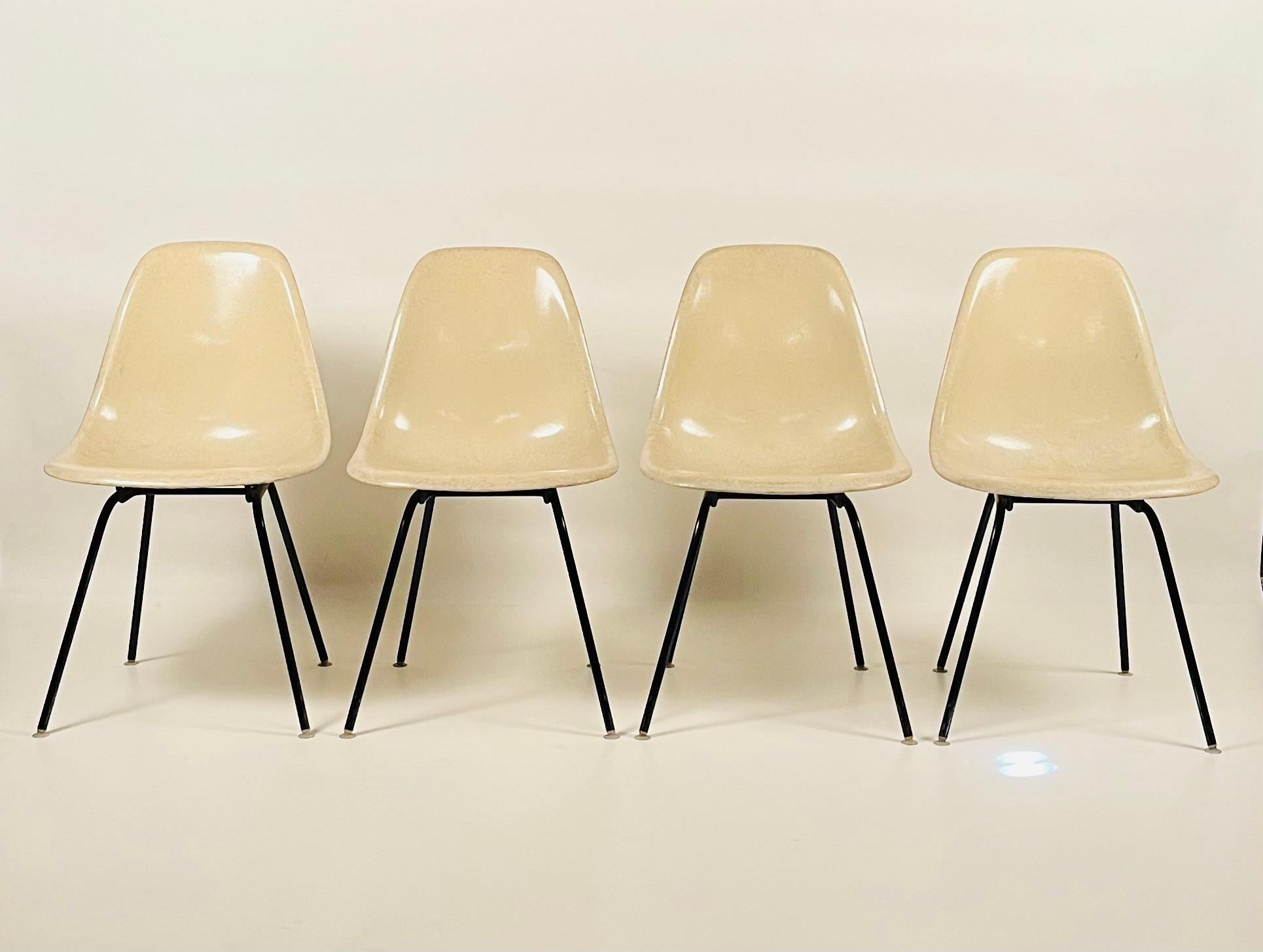 Ensemble de 4 chaises Eames vintage en fibre de verre blanche par Herman Miller en vente 5