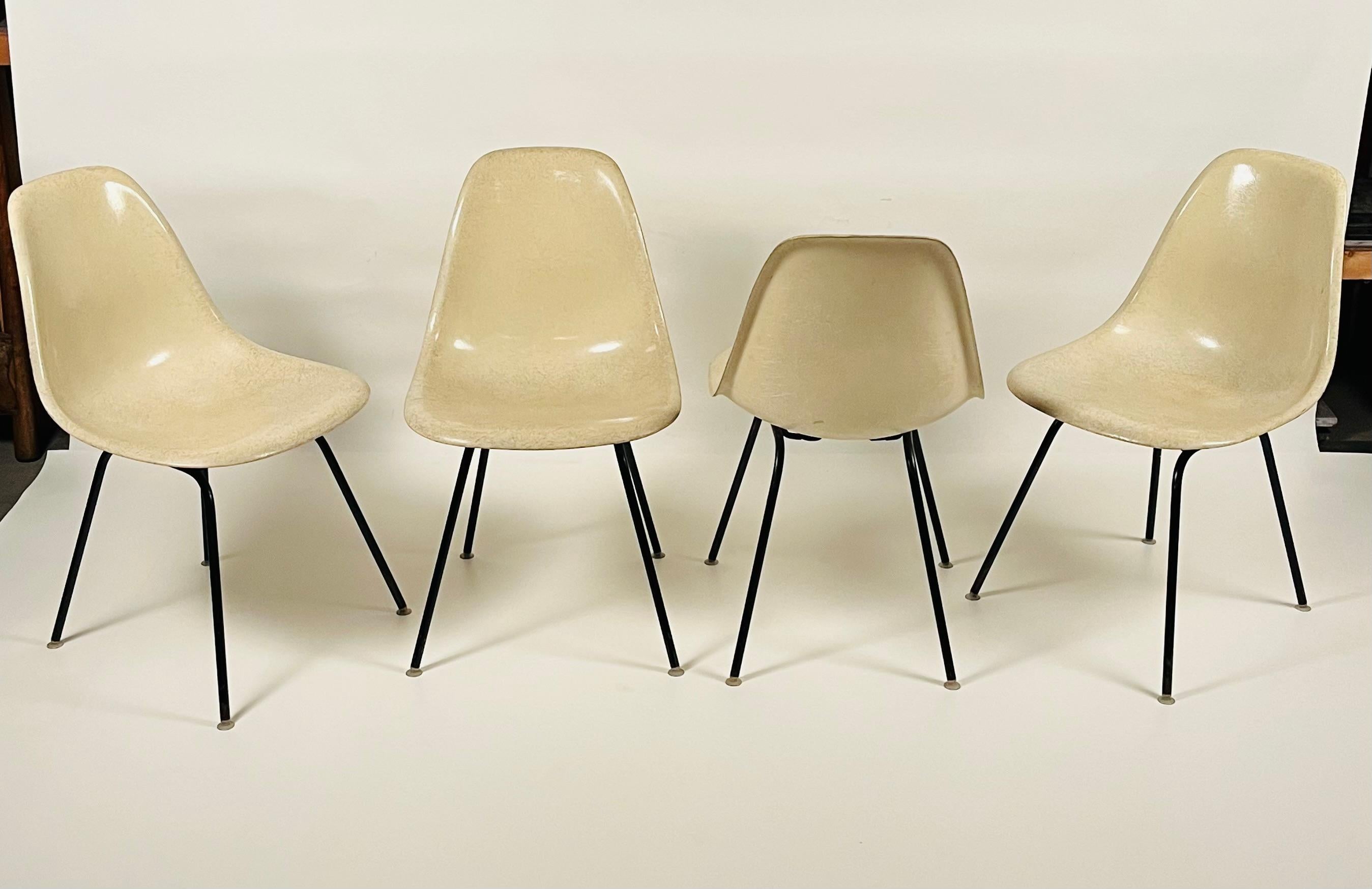 Ensemble de 4 chaises Eames vintage en fibre de verre blanche par Herman Miller en vente 6