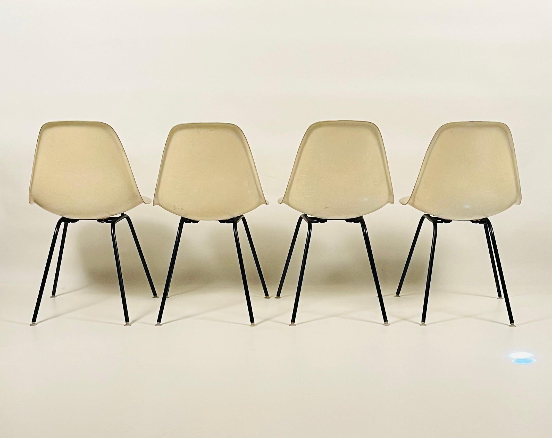 Ensemble de 4 chaises Eames vintage en fibre de verre blanche par Herman Miller en vente 7