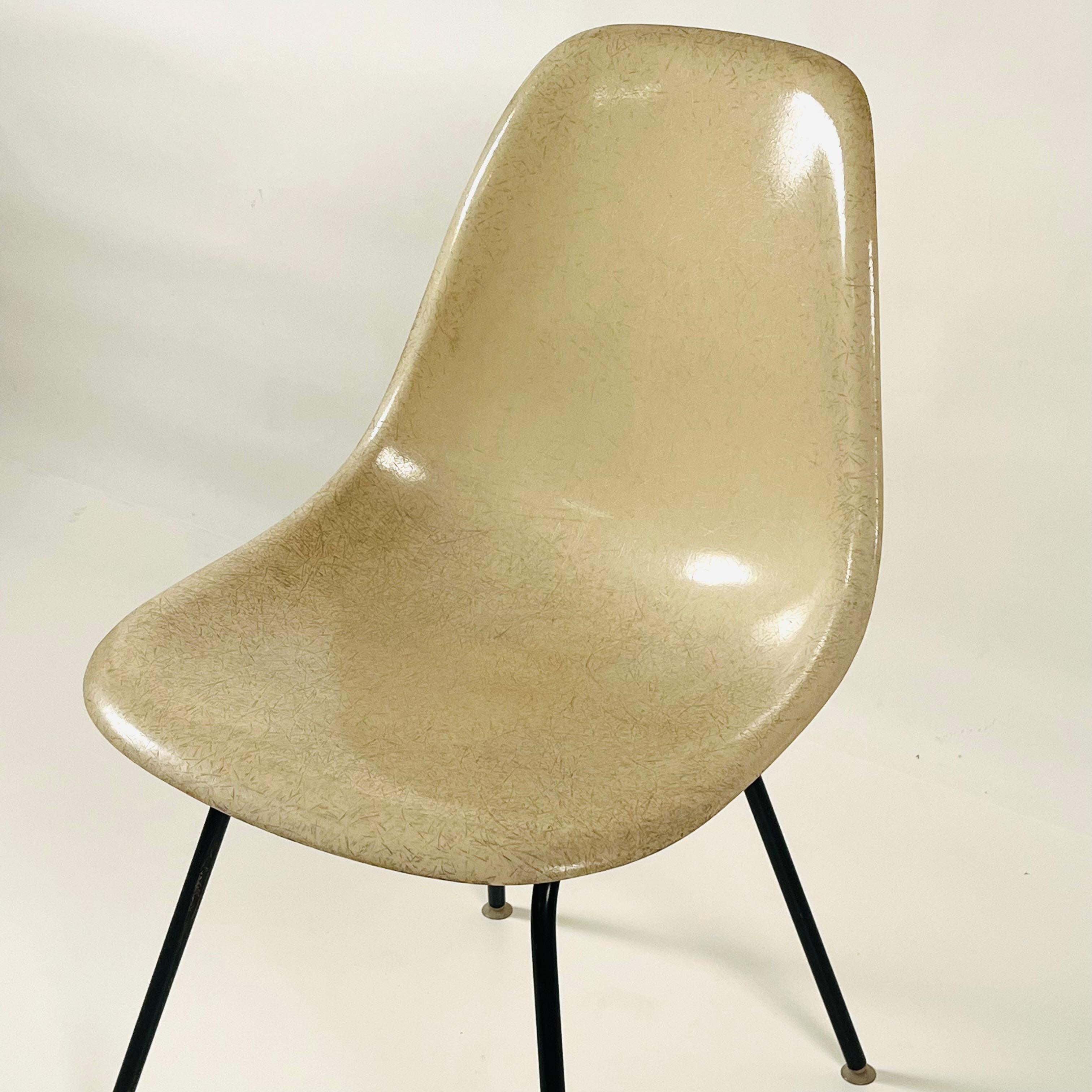Satz von 4 weißen Eames-Stühlen aus Fiberglas von Herman Miller. Alles original, keine Neuauflage. Abgestempelt unter.