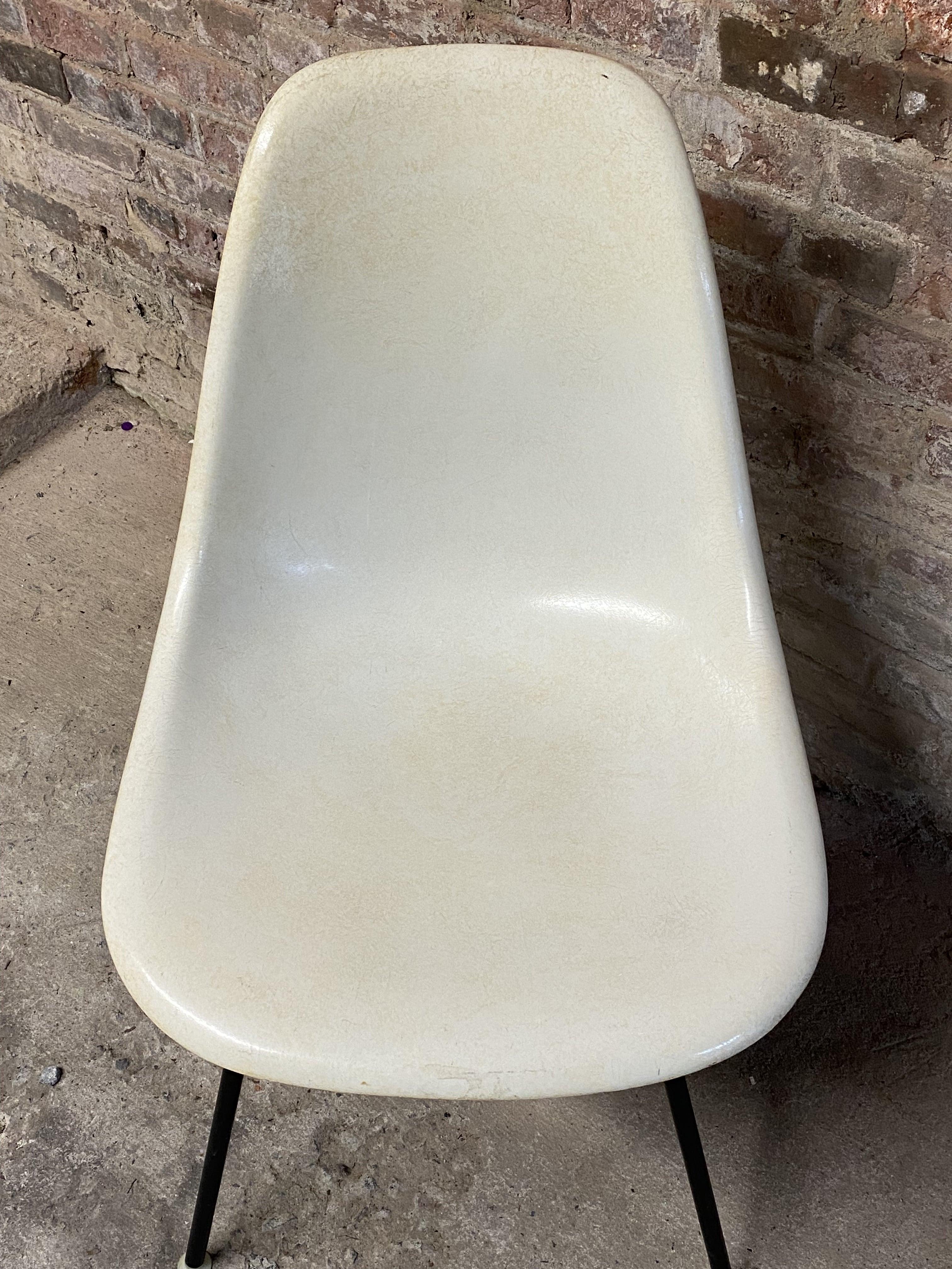 Mid-Century Modern Set of 4 Vintage White Fiberglass Eames Chairs by Herman Miller For Sale