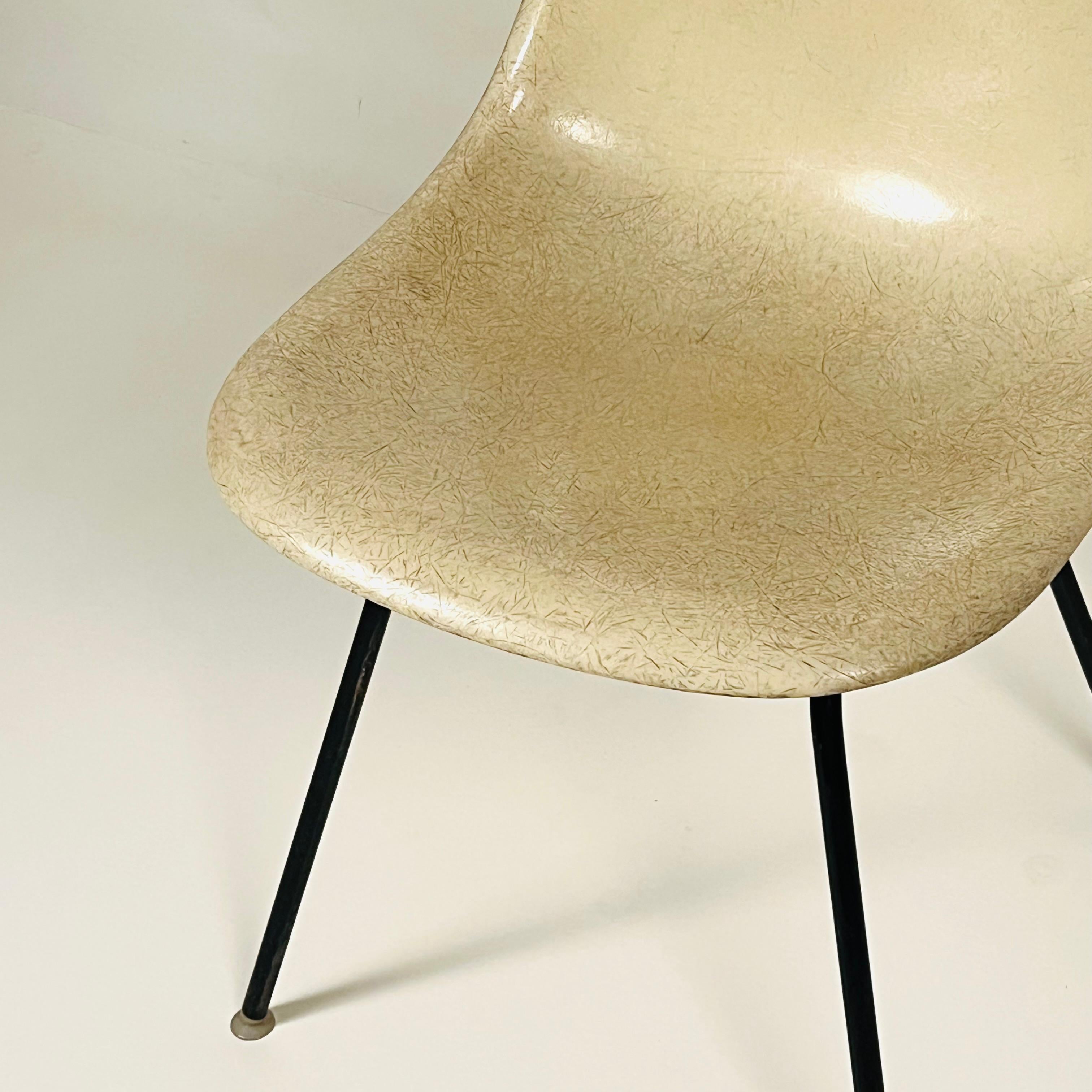 Américain Ensemble de 4 chaises Eames vintage en fibre de verre blanche par Herman Miller en vente