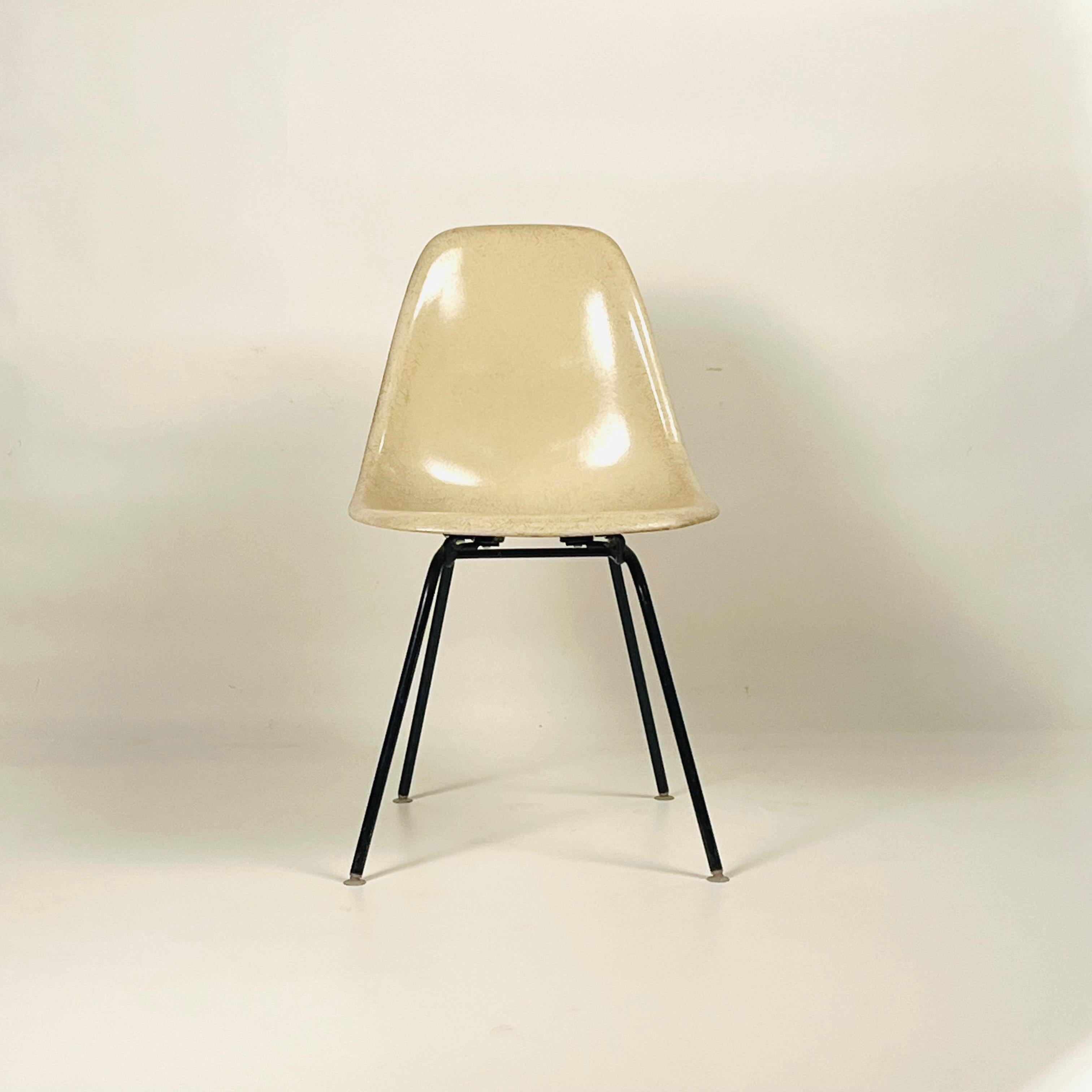 Satz von 4 Eames-Stühlen aus weißem Glasfaser von Herman Miller, Vintage (Gemalt) im Angebot