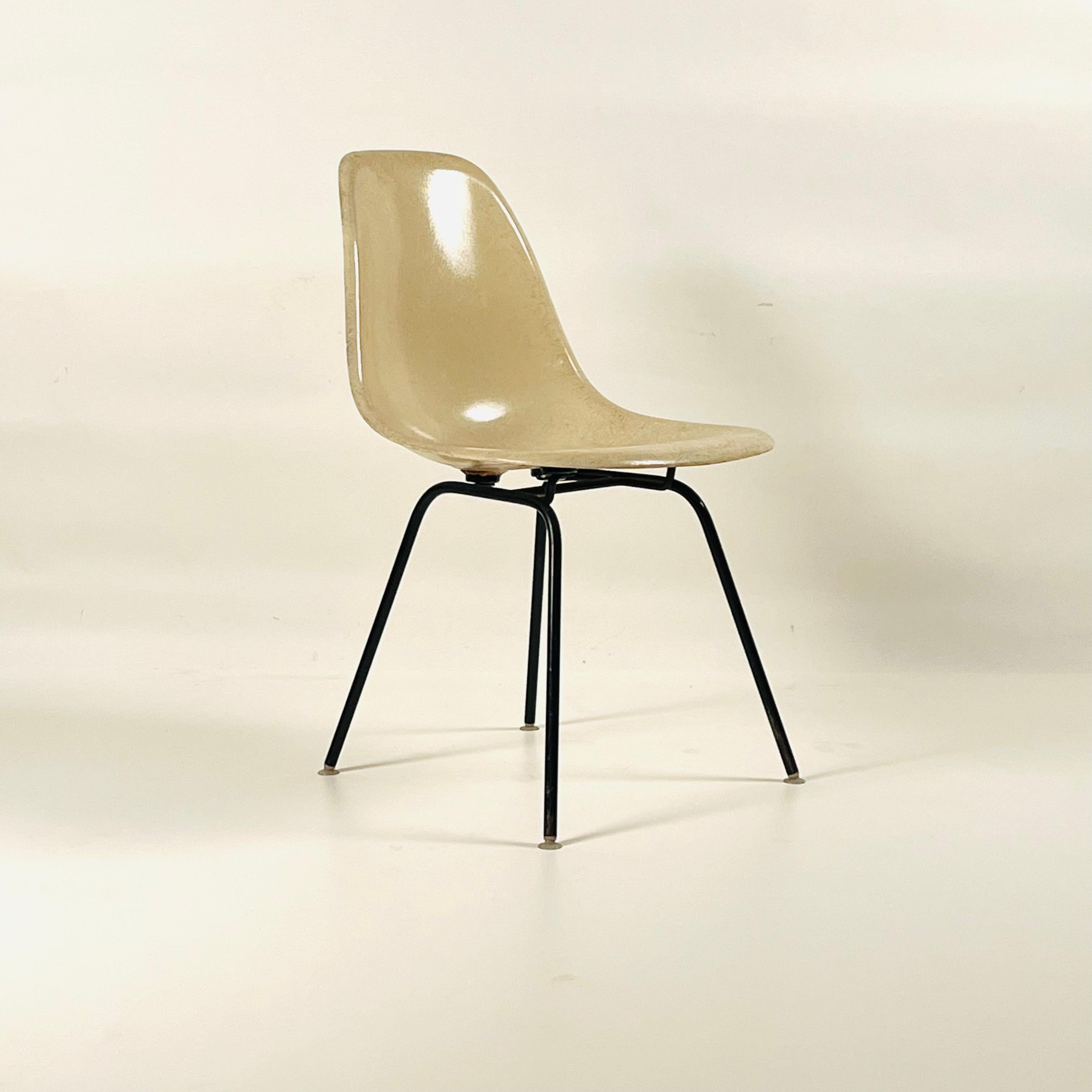 Ensemble de 4 chaises Eames vintage en fibre de verre blanche par Herman Miller Bon état - En vente à Los Angeles, CA