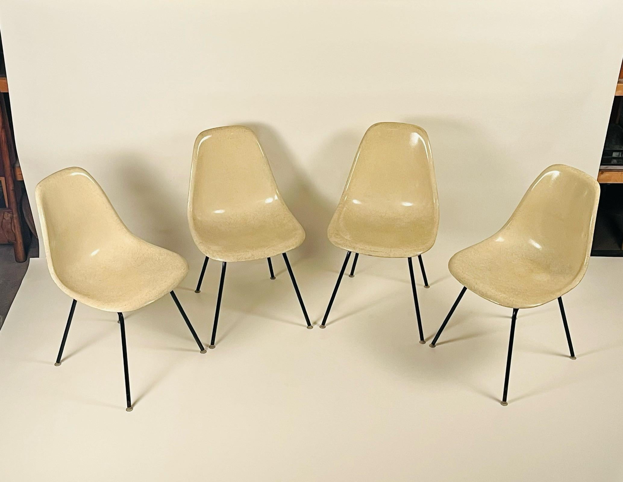 Mid-20th Century Set of 4 Vintage White Fiberglass Eames Chairs by Herman Miller For Sale