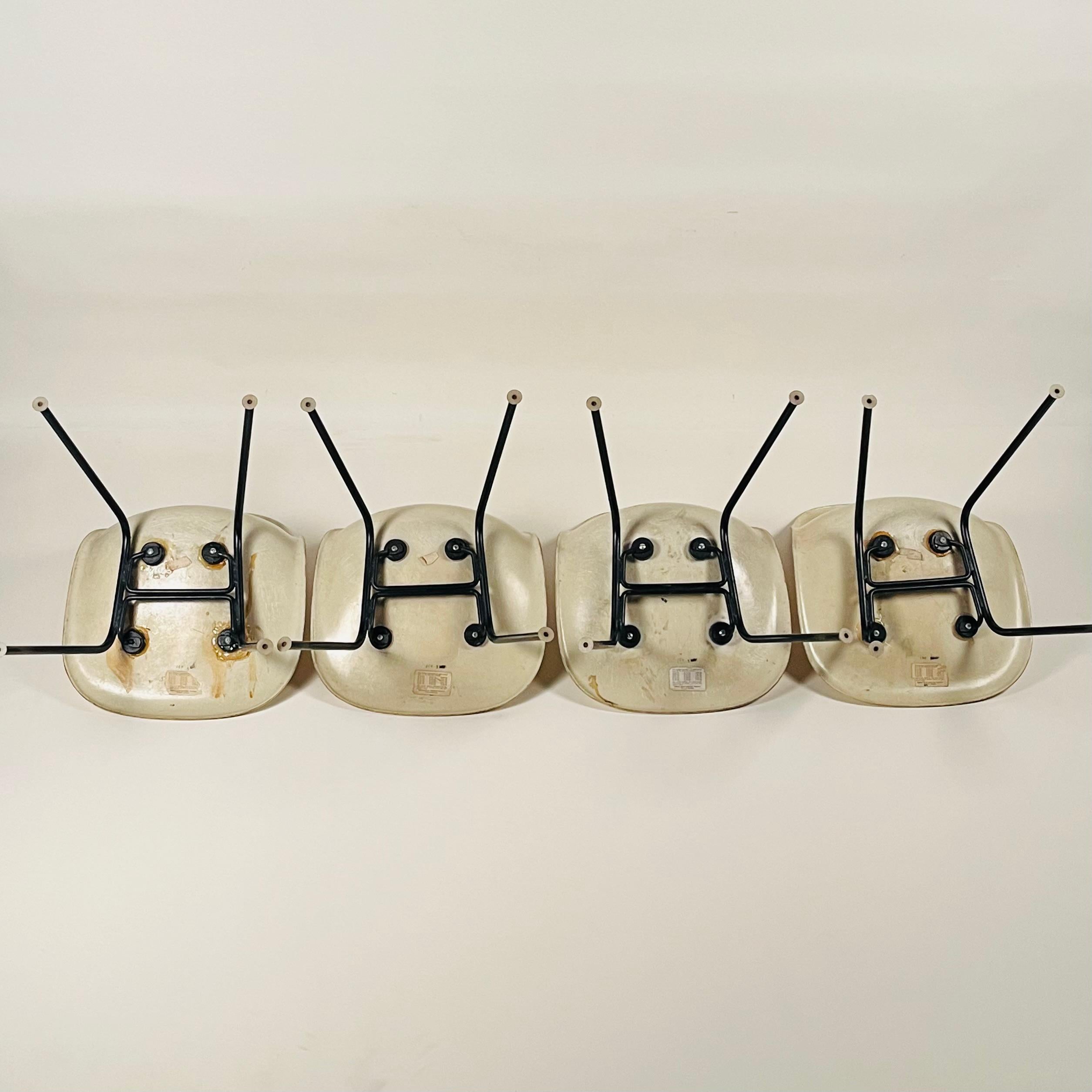Satz von 4 Eames-Stühlen aus weißem Glasfaser von Herman Miller, Vintage (Stahl) im Angebot