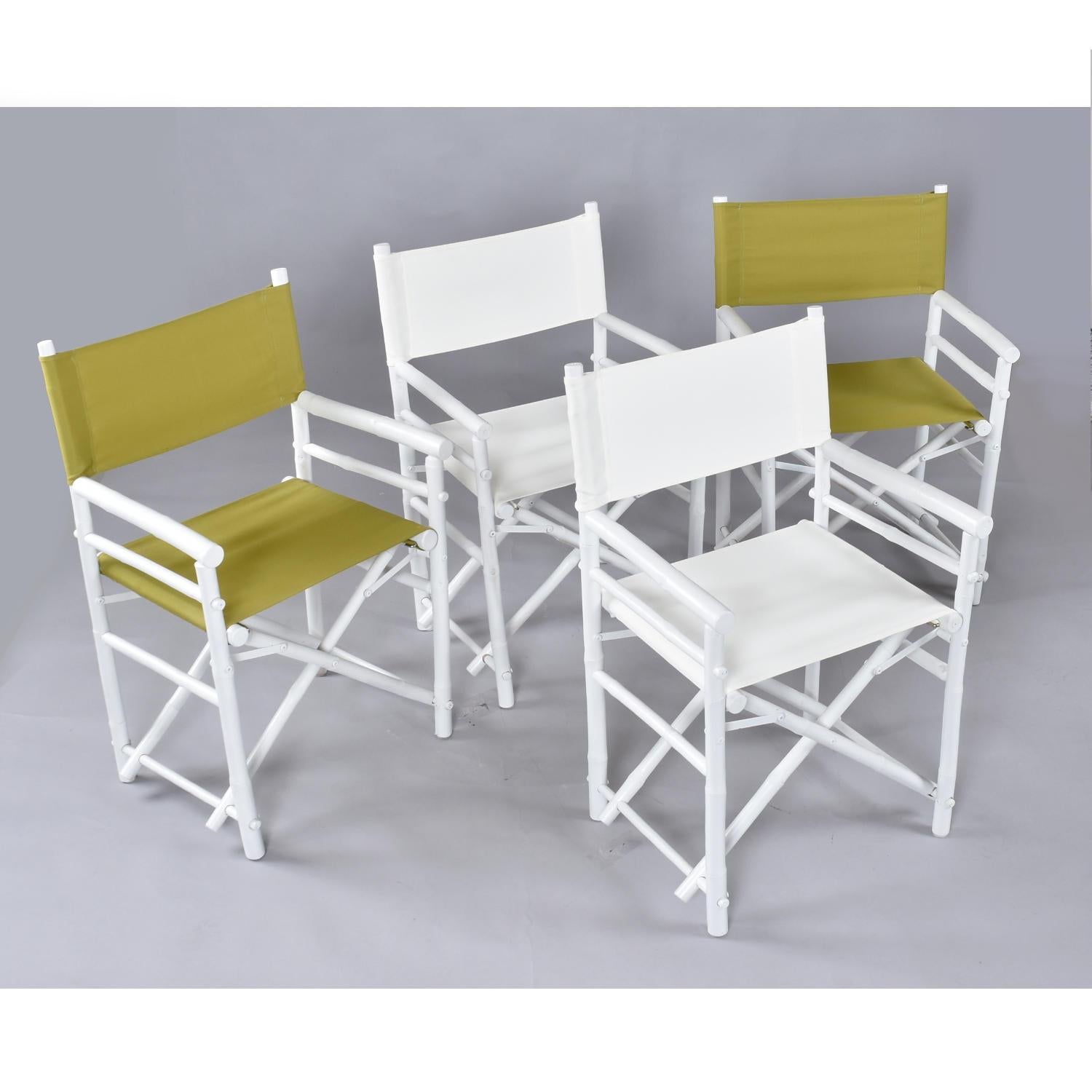 Coppia di sedie da regista in rattan bianco e verde recentemente restaurate. Prodotto in Vietnam. La verniciatura a smalto bianco sembra nuova. Anche le imbragature in tela bianca e verde sembrano brillanti e pulite, come nuove. Le sedie in rattan