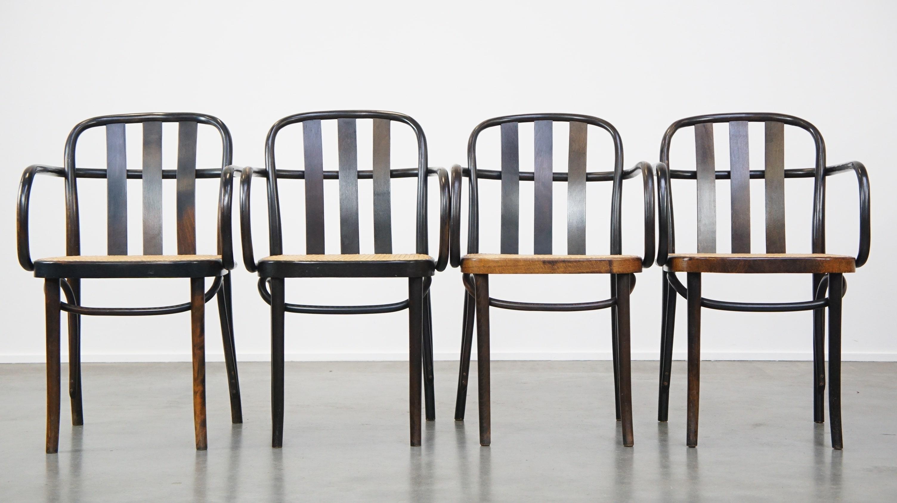 Questo affascinante set di eleganti sedie dal design vintage presenta una bellissima forma organica ed emana un senso di calma e calore. Grazie al loro design senza tempo, si adattano a quasi tutti gli stili di interni. A causa dell'uso