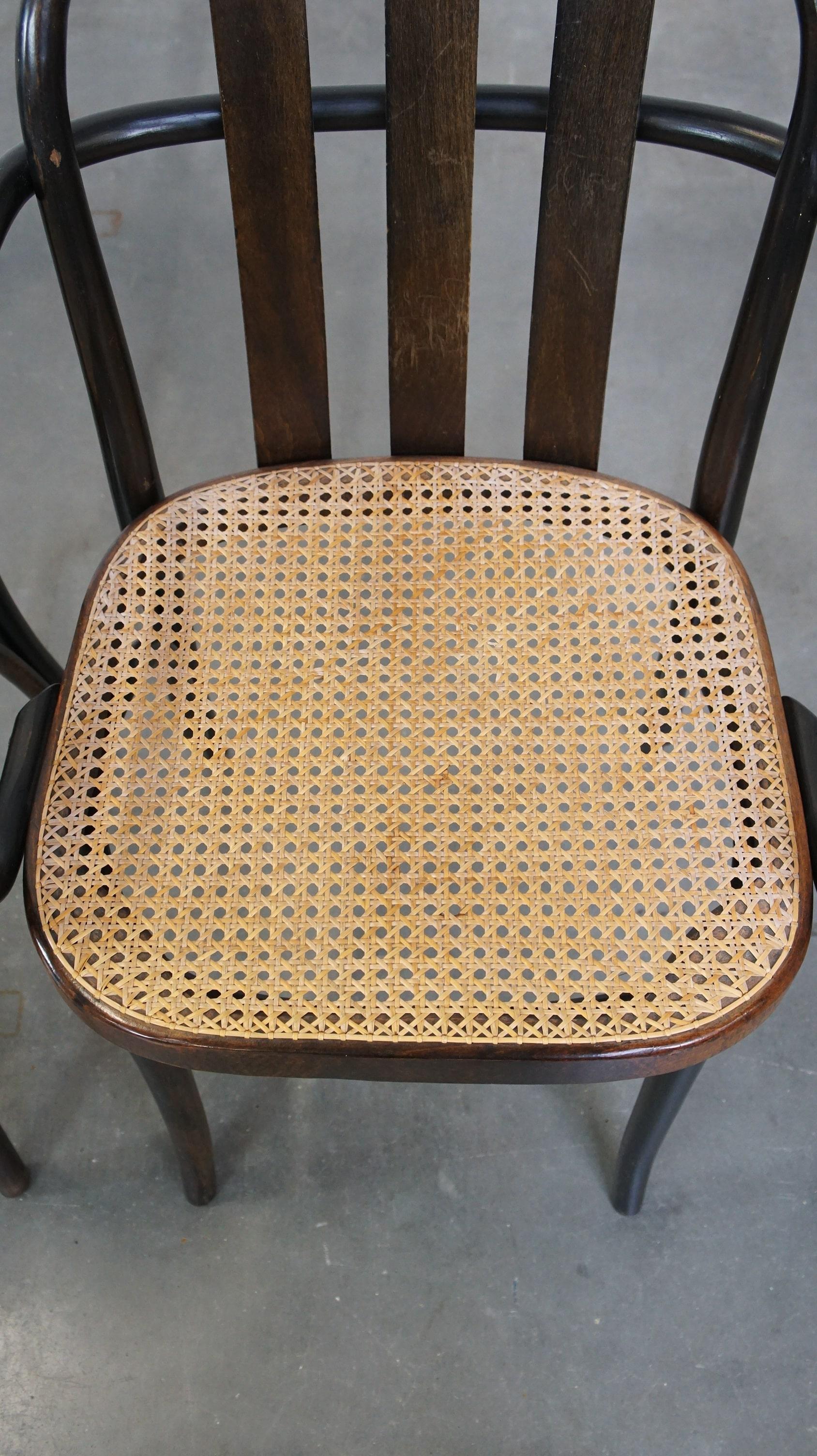 Set di 4 sedie da pranzo/bistrot in legno dal design vintage con sedute intrecciate in vendita 1