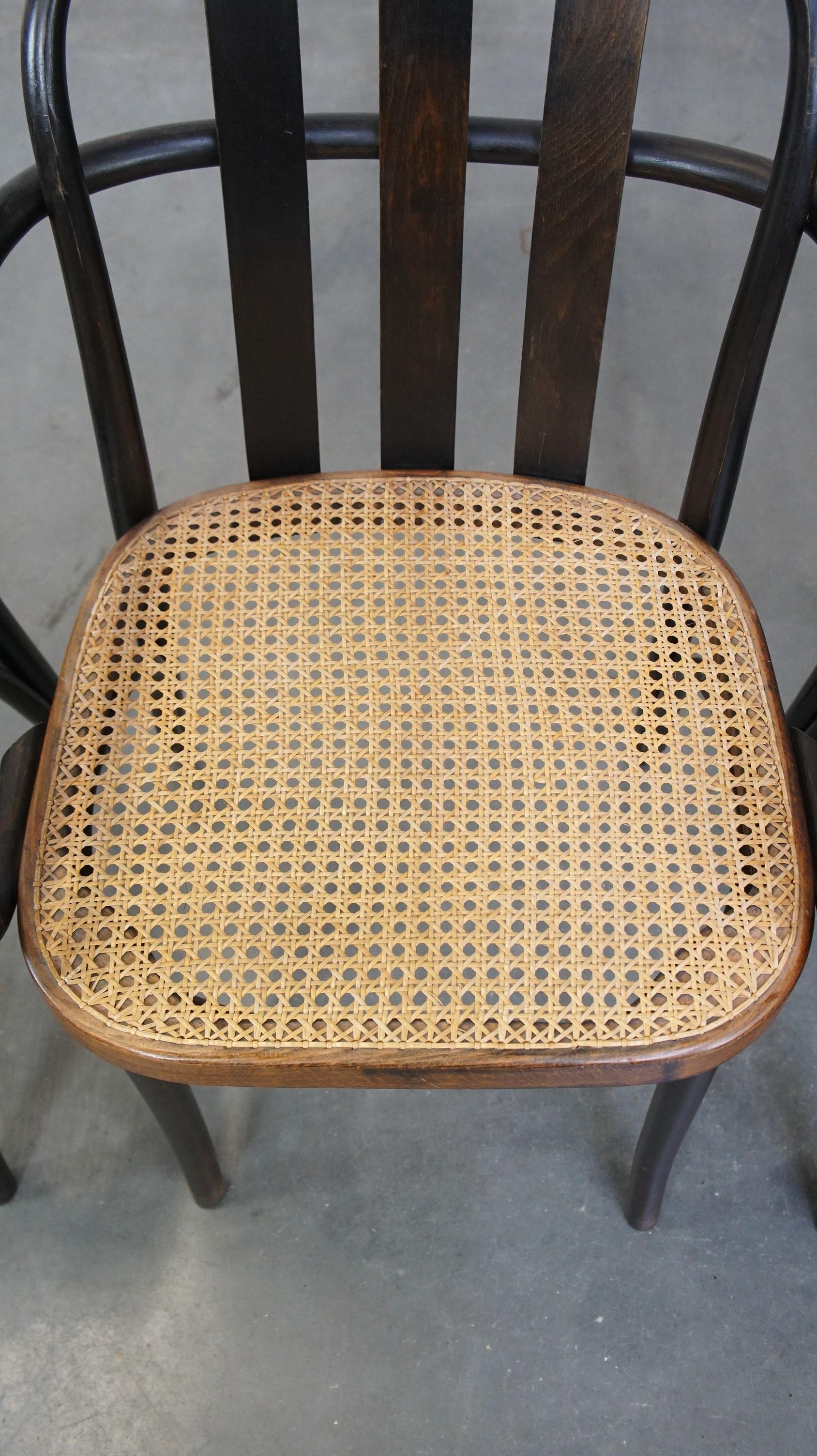 Set di 4 sedie da pranzo/bistrot in legno dal design vintage con sedute intrecciate in vendita 2