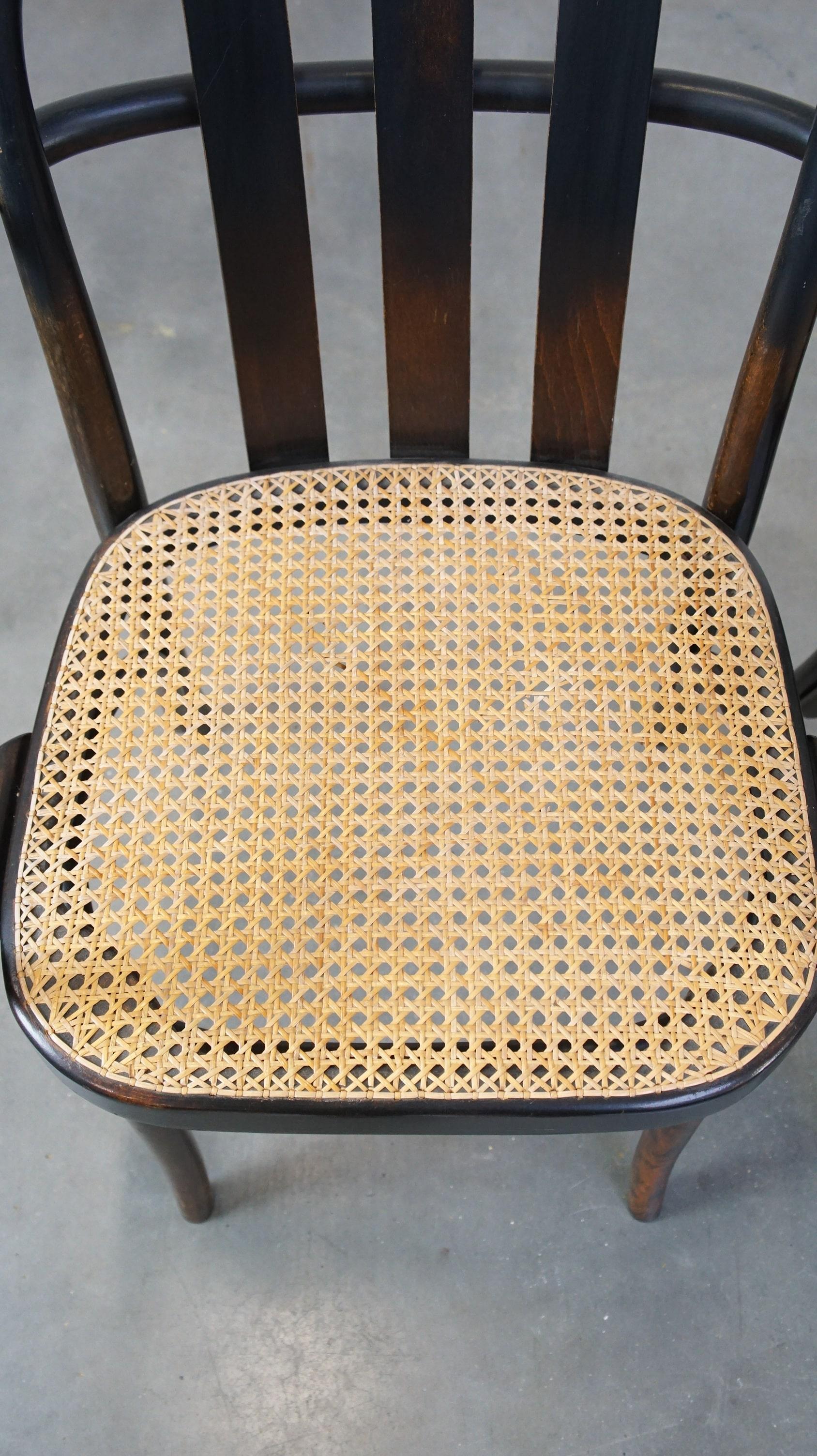 Set di 4 sedie da pranzo/bistrot in legno dal design vintage con sedute intrecciate in vendita 3