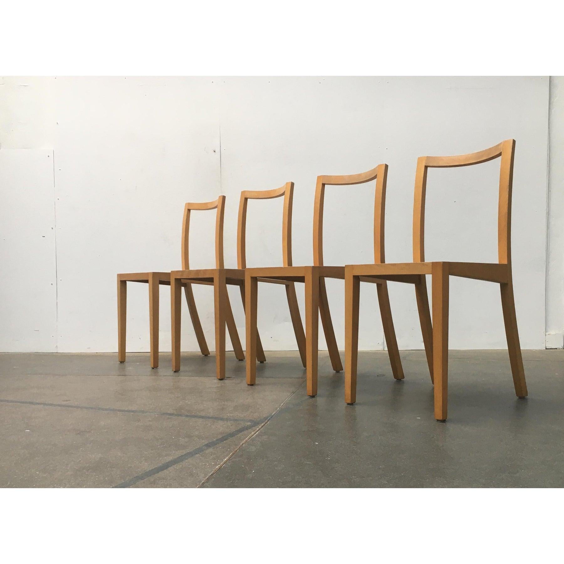 Sedia impilabile Schlichter della Allgäu Holzmanufaktur Sirch.

Un design purista con materiali e lavorazioni speciali. Come tutti i mobili disegnati da Sirch, anche questo modello porta un nome insolito: ''Il re delle scarpe''. Colpisce la