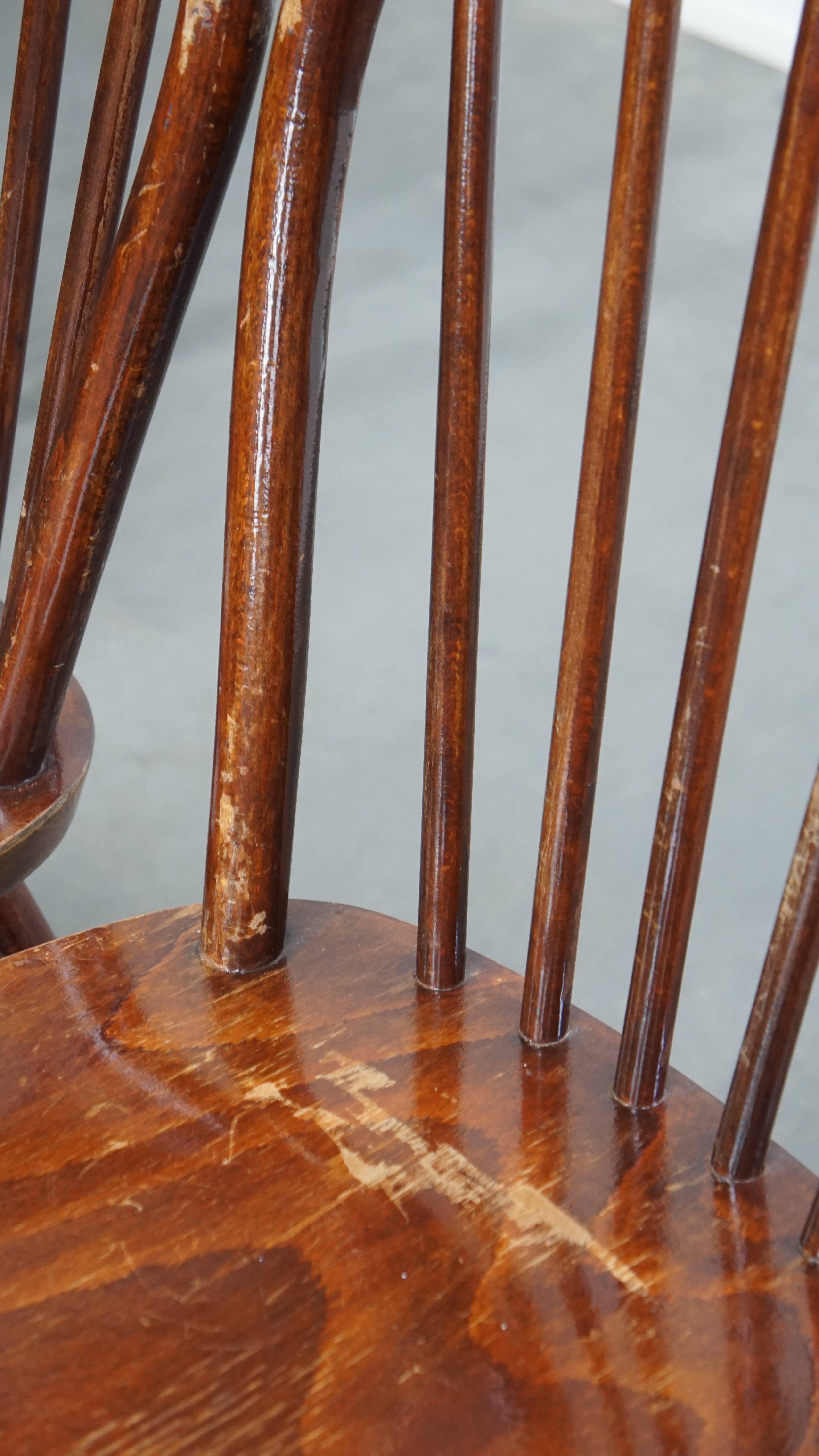 Set of 4 vintage wooden spindle Windsor chairs from the 1970s For Sale 3
