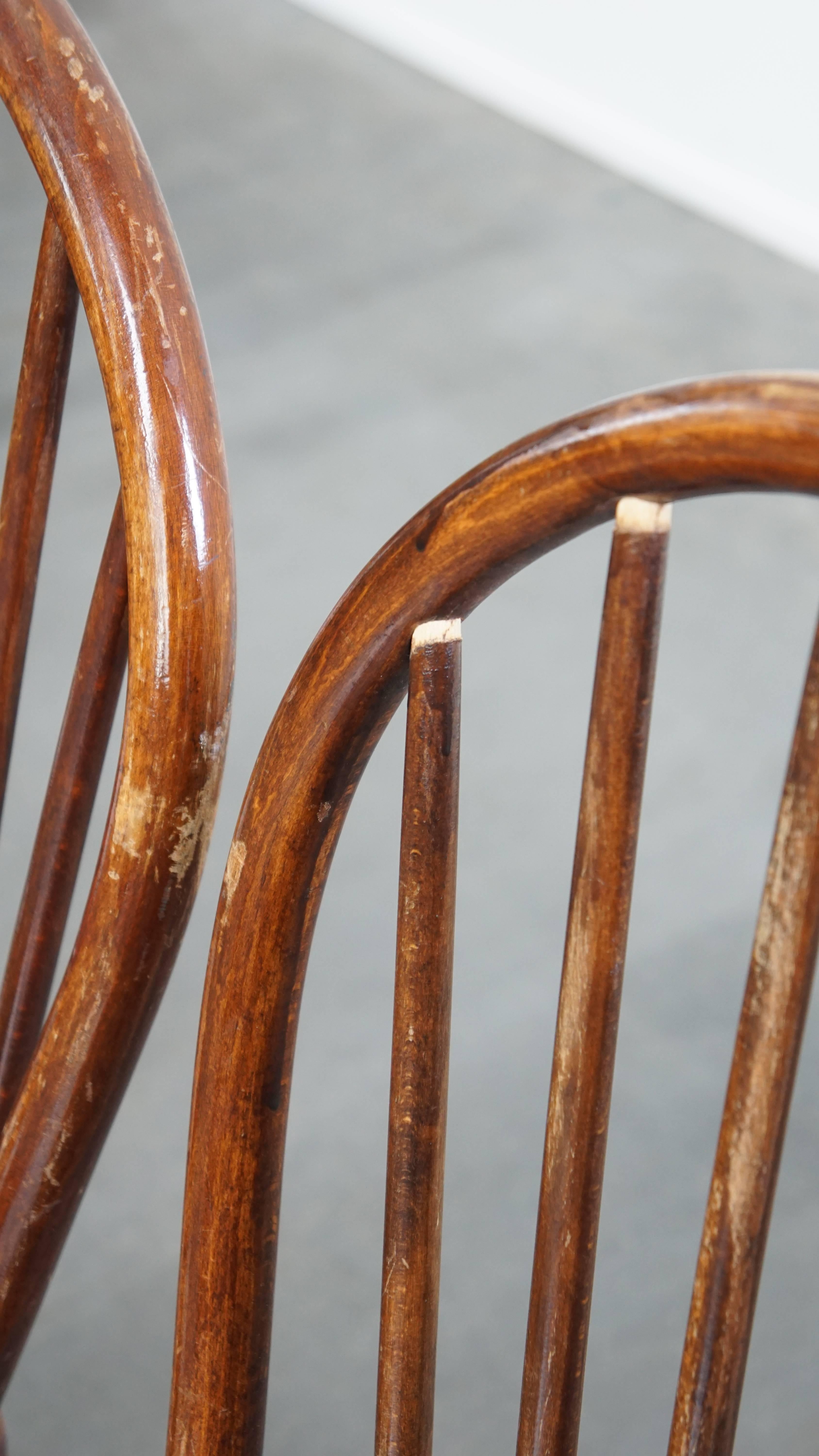 Set of 4 vintage wooden spindle Windsor chairs from the 1970s For Sale 4