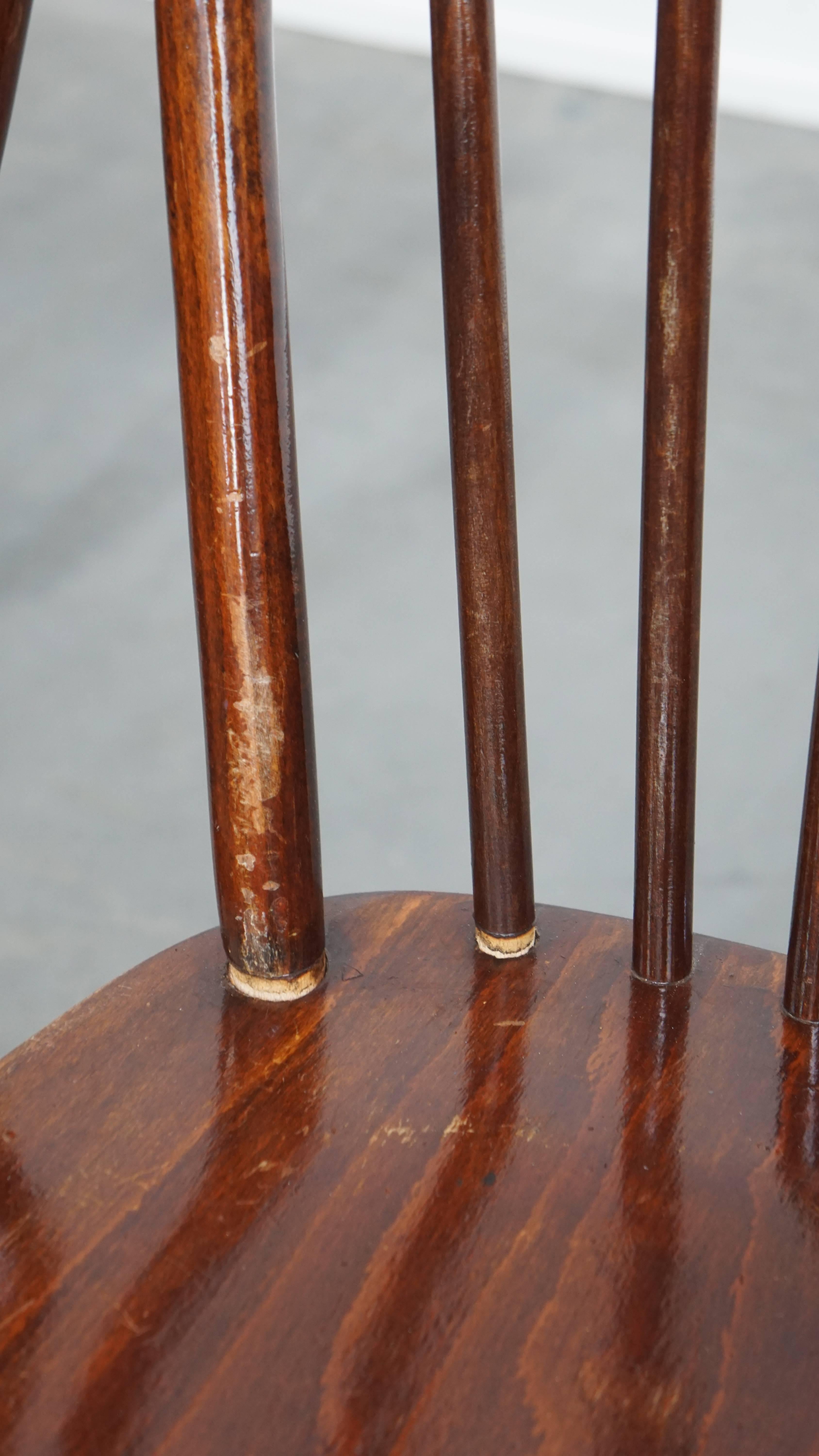 Set of 4 vintage wooden spindle Windsor chairs from the 1970s For Sale 5