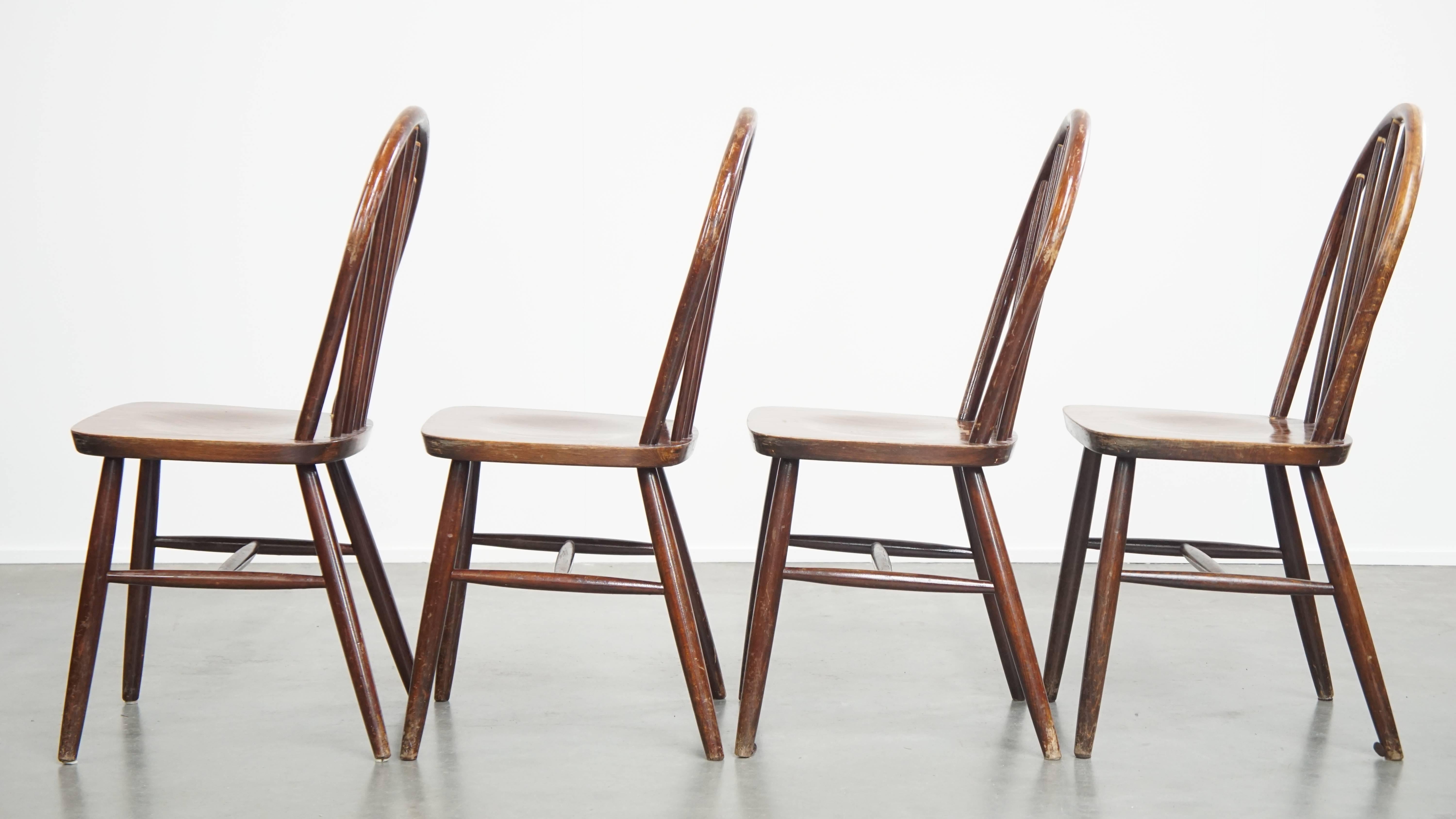 Set of 4 vintage wooden spindle Windsor chairs from the 1970s In Fair Condition For Sale In Harderwijk, NL