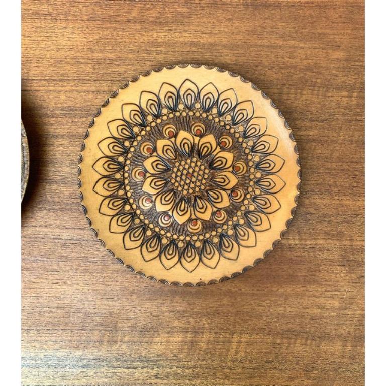 Vintage Wooden Wall Plates, Satz von 4, in sehr gutem Zustand. Entworfen 1970 bis 1979.

Zusätzliche Informationen:
MATERIALIEN: Holz
Farbe: Braun
Artikel Typ: Vintage, antik oder aus Vorbesitz
Abmessungen: 11,42ʺB × 0,79ʺD × 11,42ʺH
Zustand: Einige
