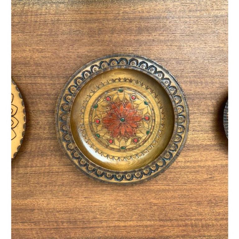 Set von 4 Vintage-Wandtellern aus Holz (20. Jahrhundert) im Angebot