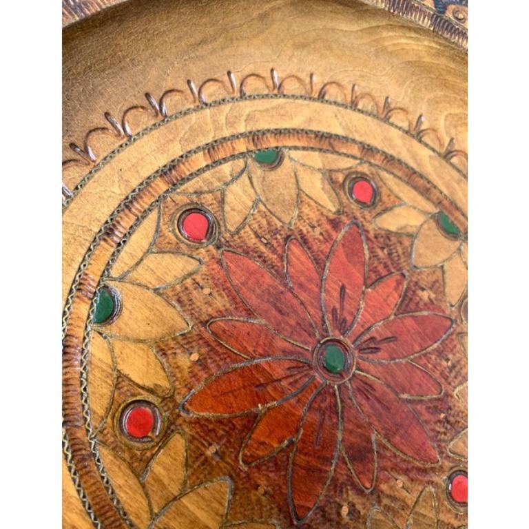 Set von 4 Vintage-Wandtellern aus Holz im Angebot 4