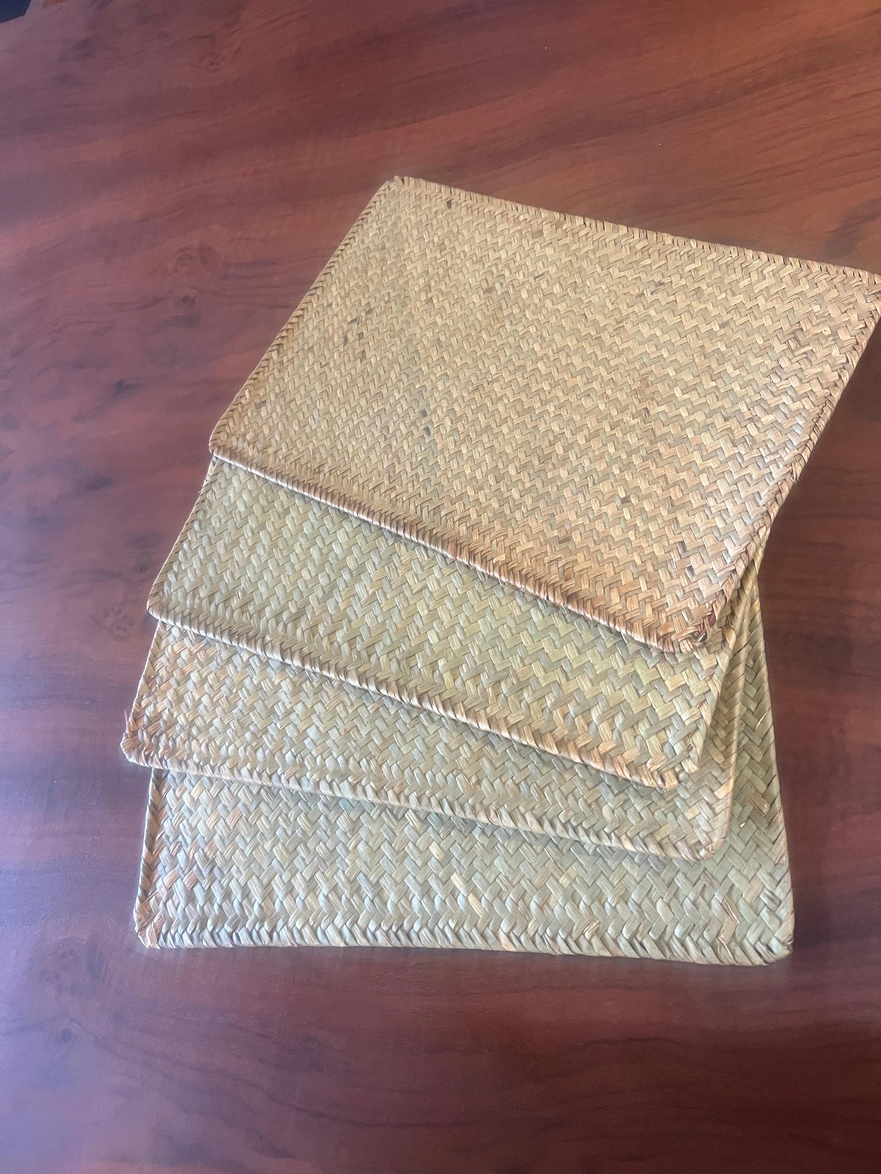 Superbe set de 4 sets de table en rotin tressé circa 1970's jamais utilisés ils ne se plient pas ont un cadre en métal à l'intérieur du bord.