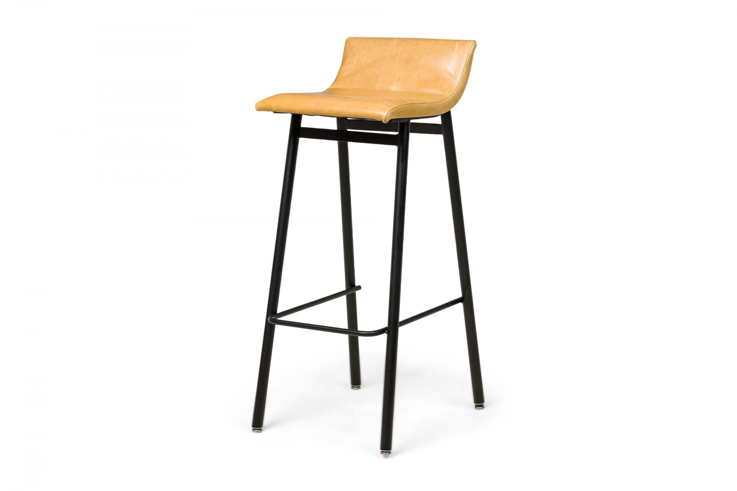 Mid-Century Modern Ensemble de 4 tabourets de bar Vista en émail noir avec sièges rembourrés moutarde en vente