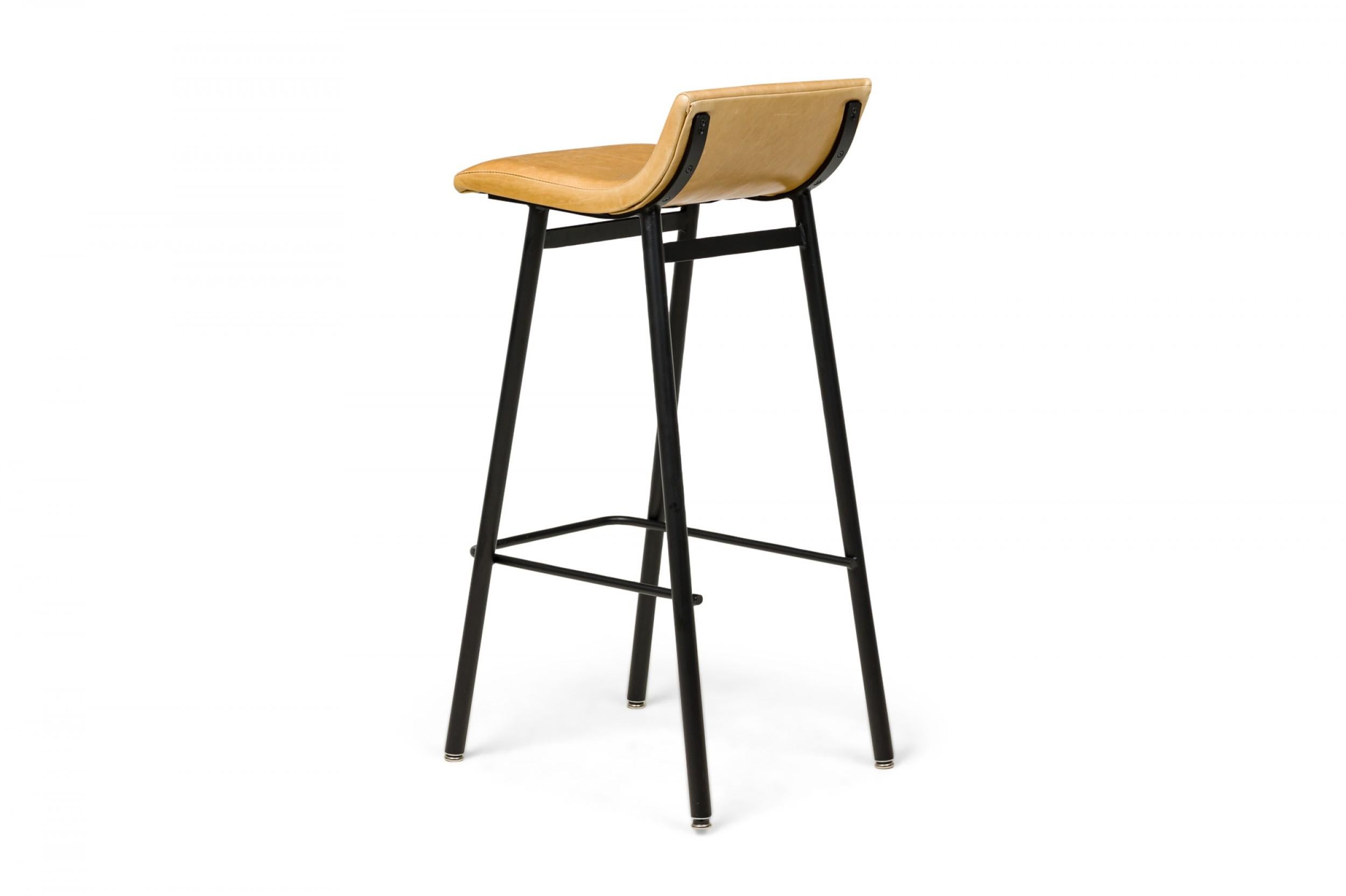 Émaillé Ensemble de 4 tabourets de bar Vista en émail noir avec sièges rembourrés moutarde en vente