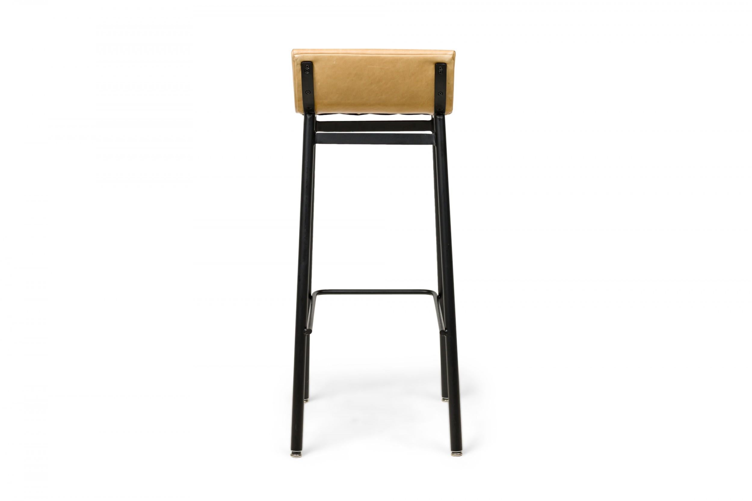 Ensemble de 4 tabourets de bar Vista en émail noir avec sièges rembourrés moutarde Bon état - En vente à Queens, NY