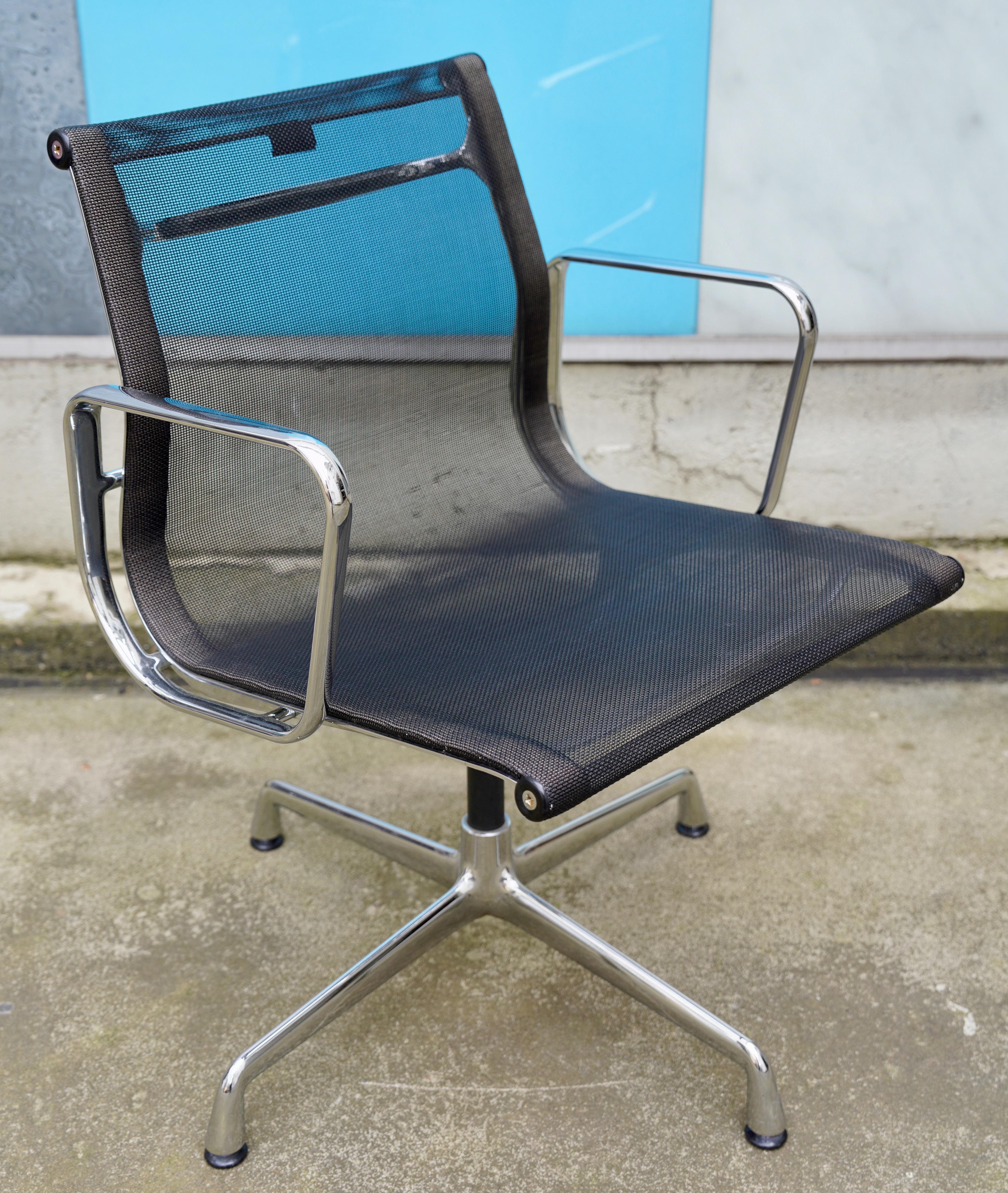 Mid-Century moderno Set di 4 sedie in alluminio Vitra EA 108 di Charles & Ray Eames, girevoli in vendita
