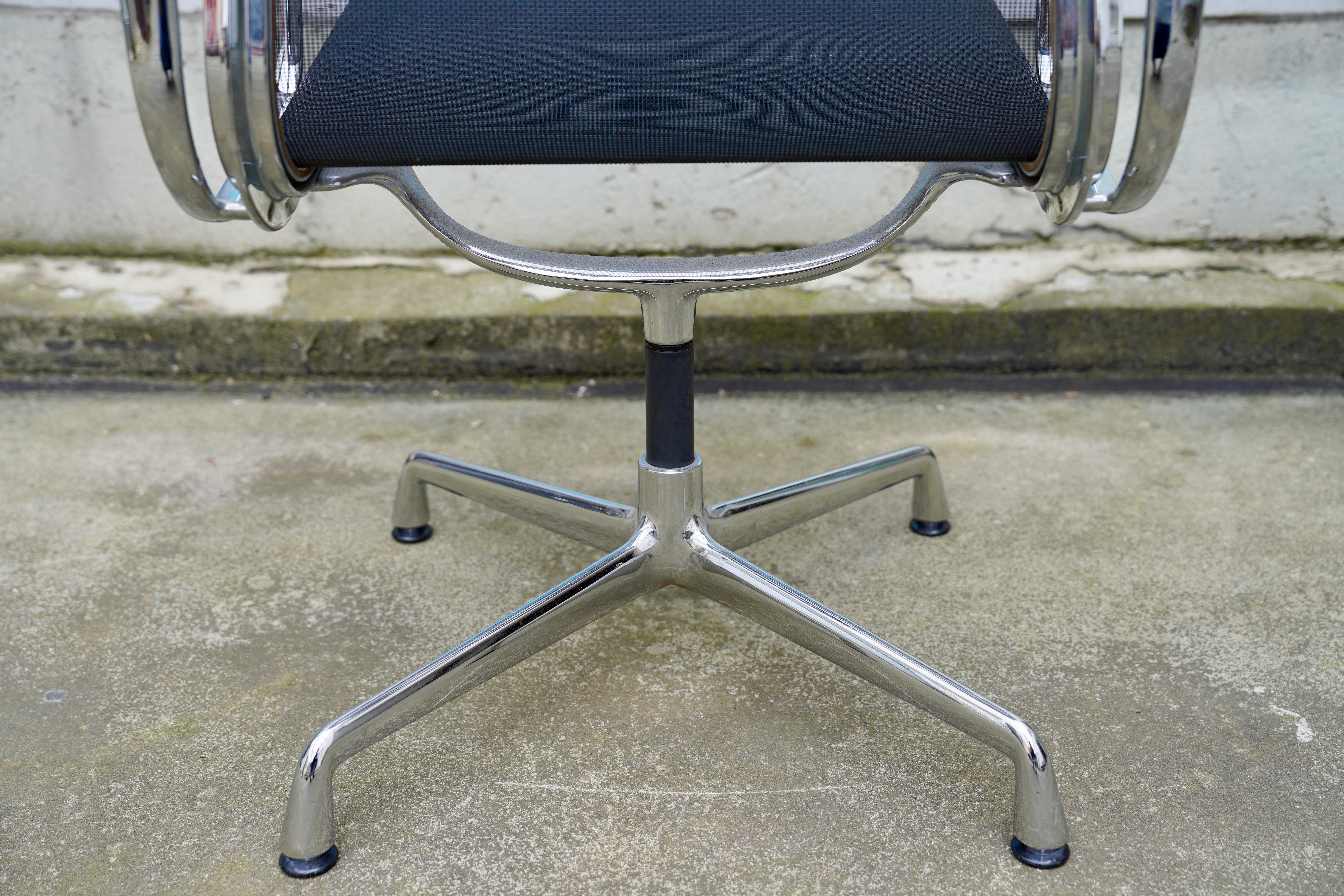 XXI secolo e contemporaneo Set di 4 sedie in alluminio Vitra EA 108 di Charles & Ray Eames, girevoli in vendita