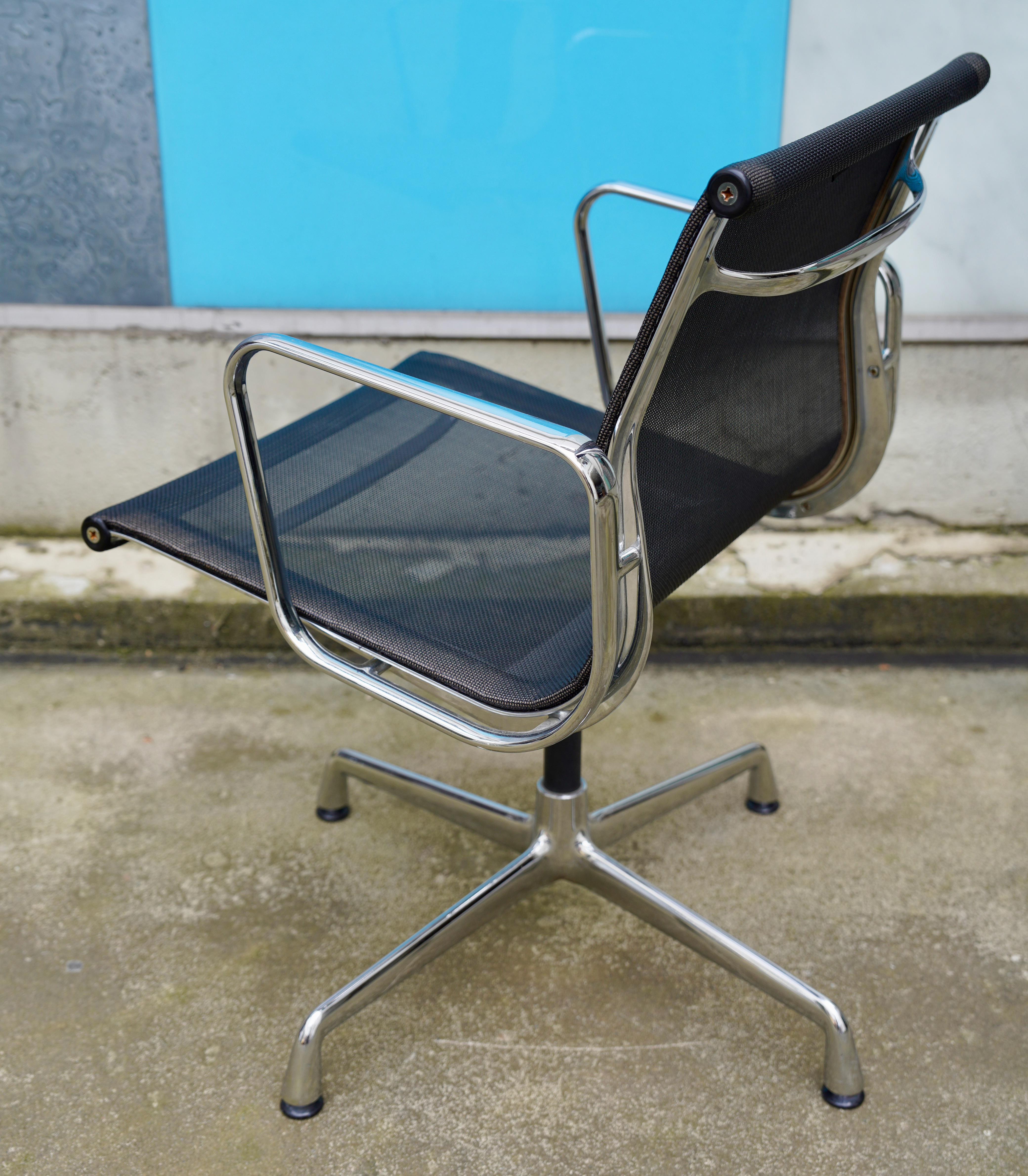 Set di 4 sedie in alluminio Vitra EA 108 di Charles & Ray Eames, girevoli in vendita 1