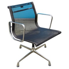 Juego de 4 sillas de aluminio Vitra EA 108 de Charles and Ray Eames, giratorias