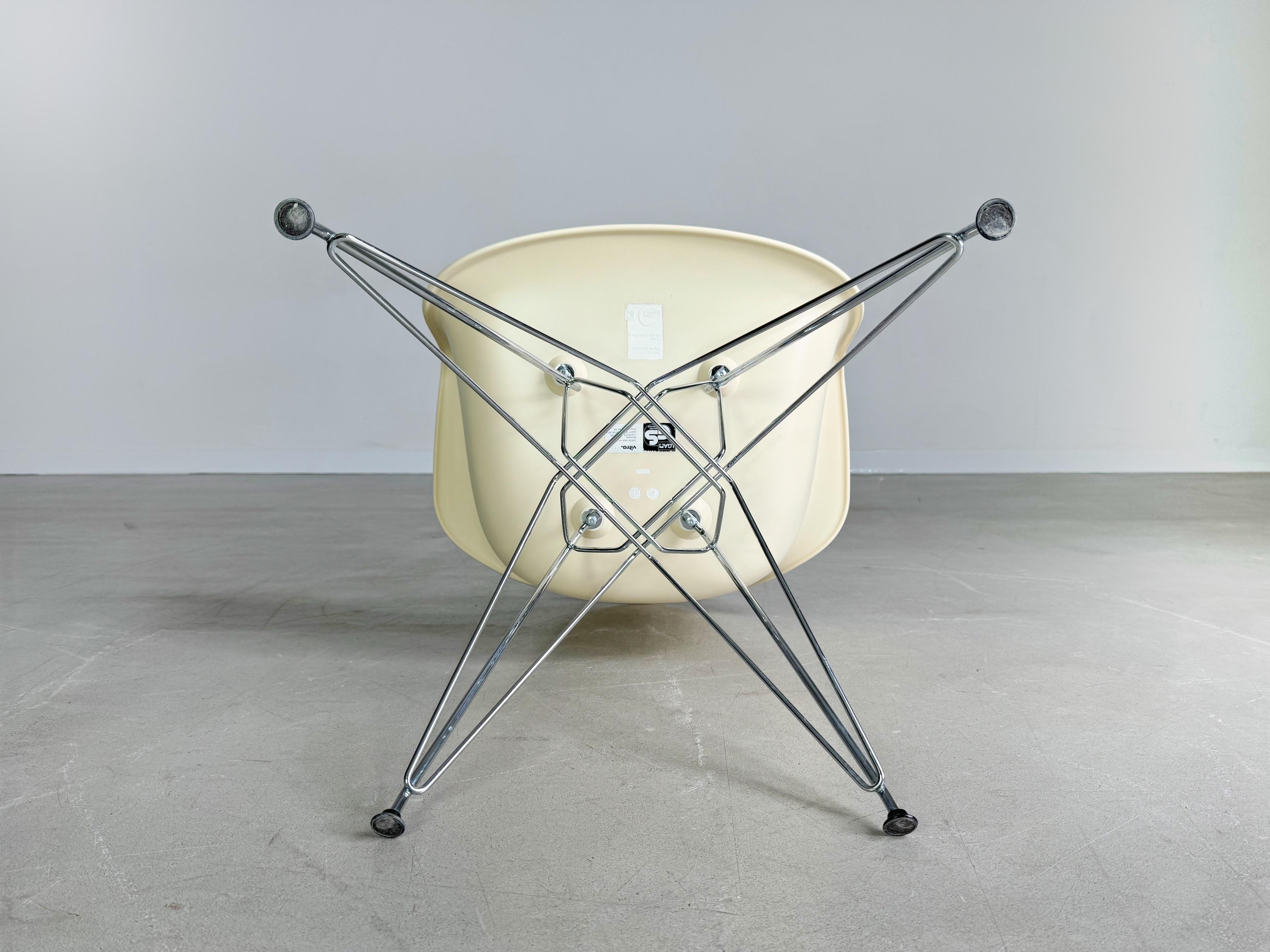 Set di 4 sedie Vitra Charles & Ray Eames Poltrona in plastica DAR RE in vendita 3