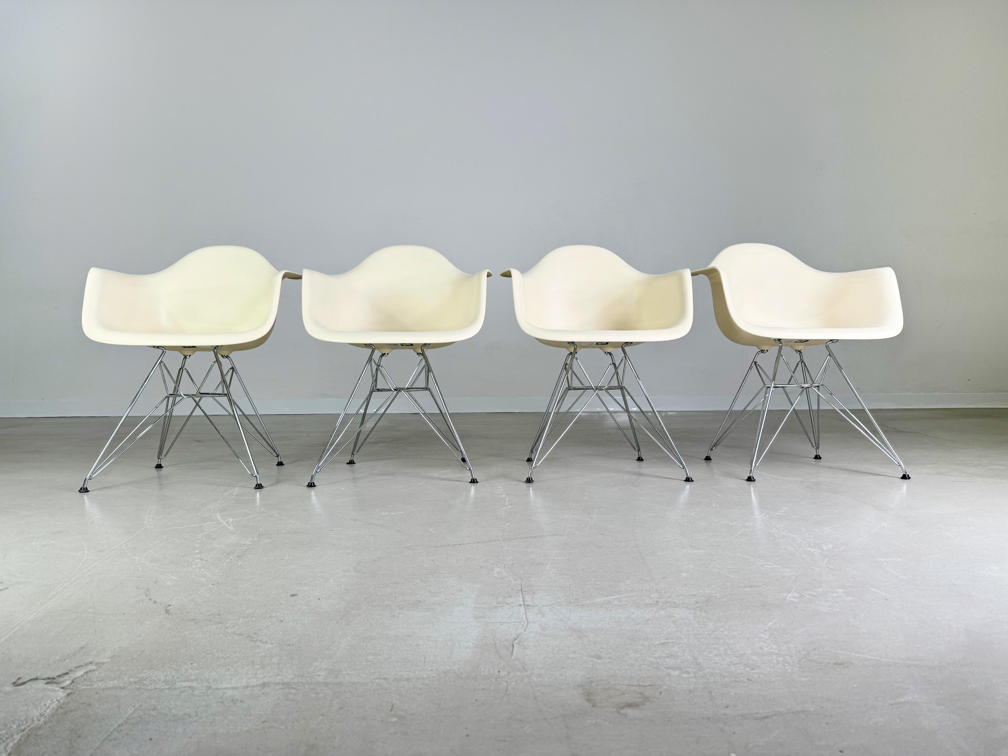 Postmoderno Set di 4 sedie Vitra Charles & Ray Eames Poltrona in plastica DAR RE in vendita