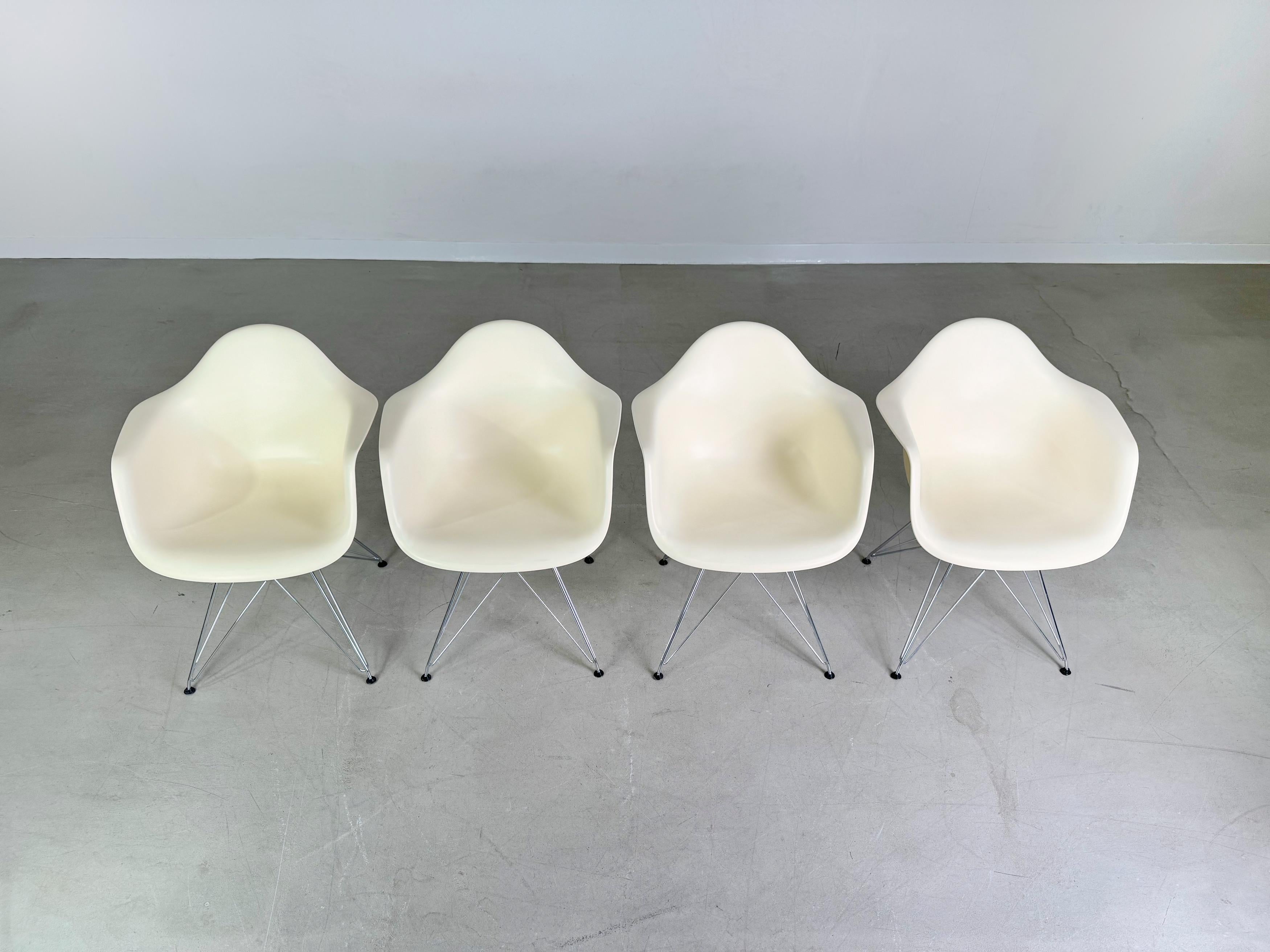 Tedesco Set di 4 sedie Vitra Charles & Ray Eames Poltrona in plastica DAR RE in vendita