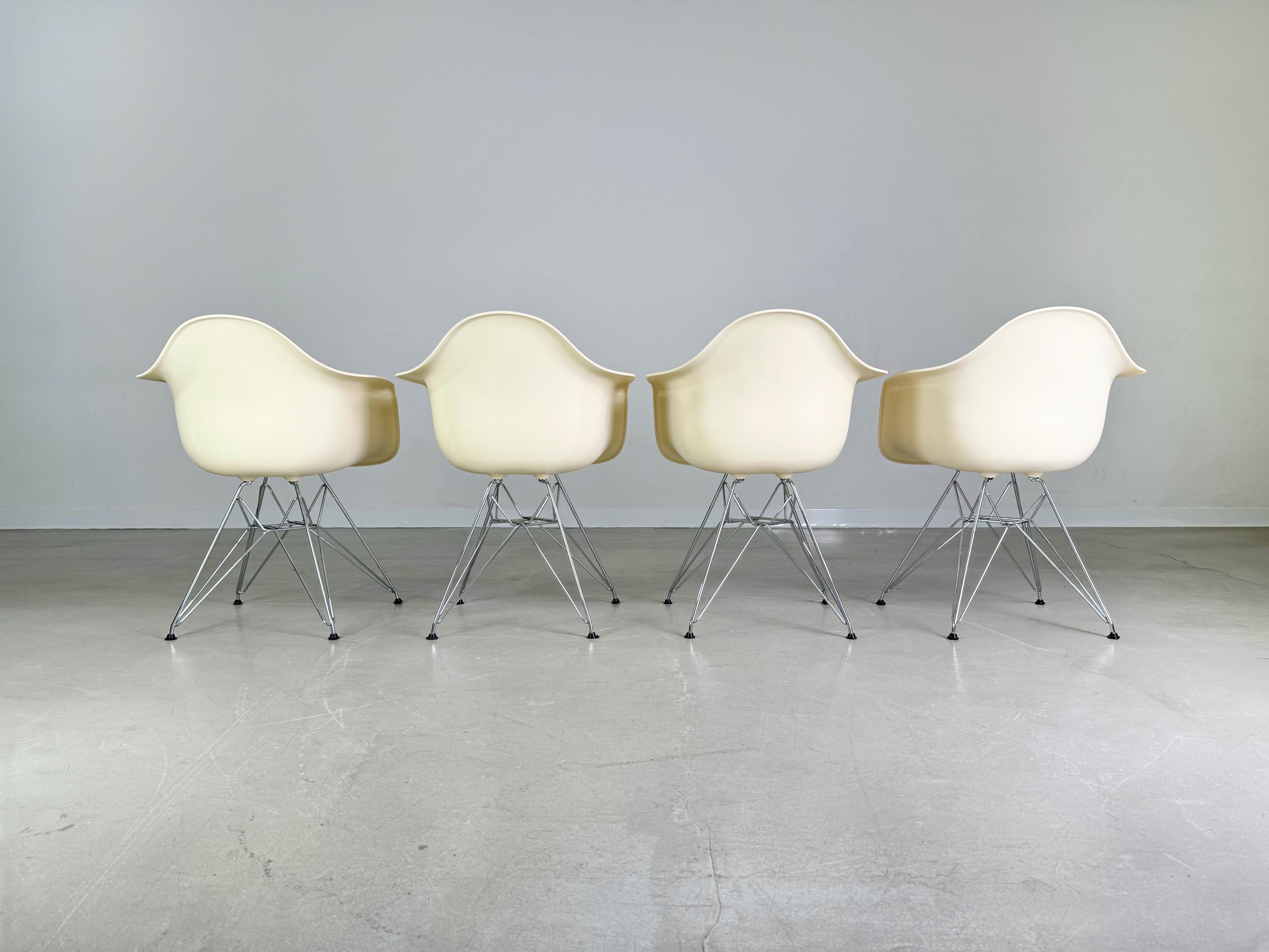 Set di 4 sedie Vitra Charles & Ray Eames Poltrona in plastica DAR RE In condizioni ottime in vendita a Berlin, DE