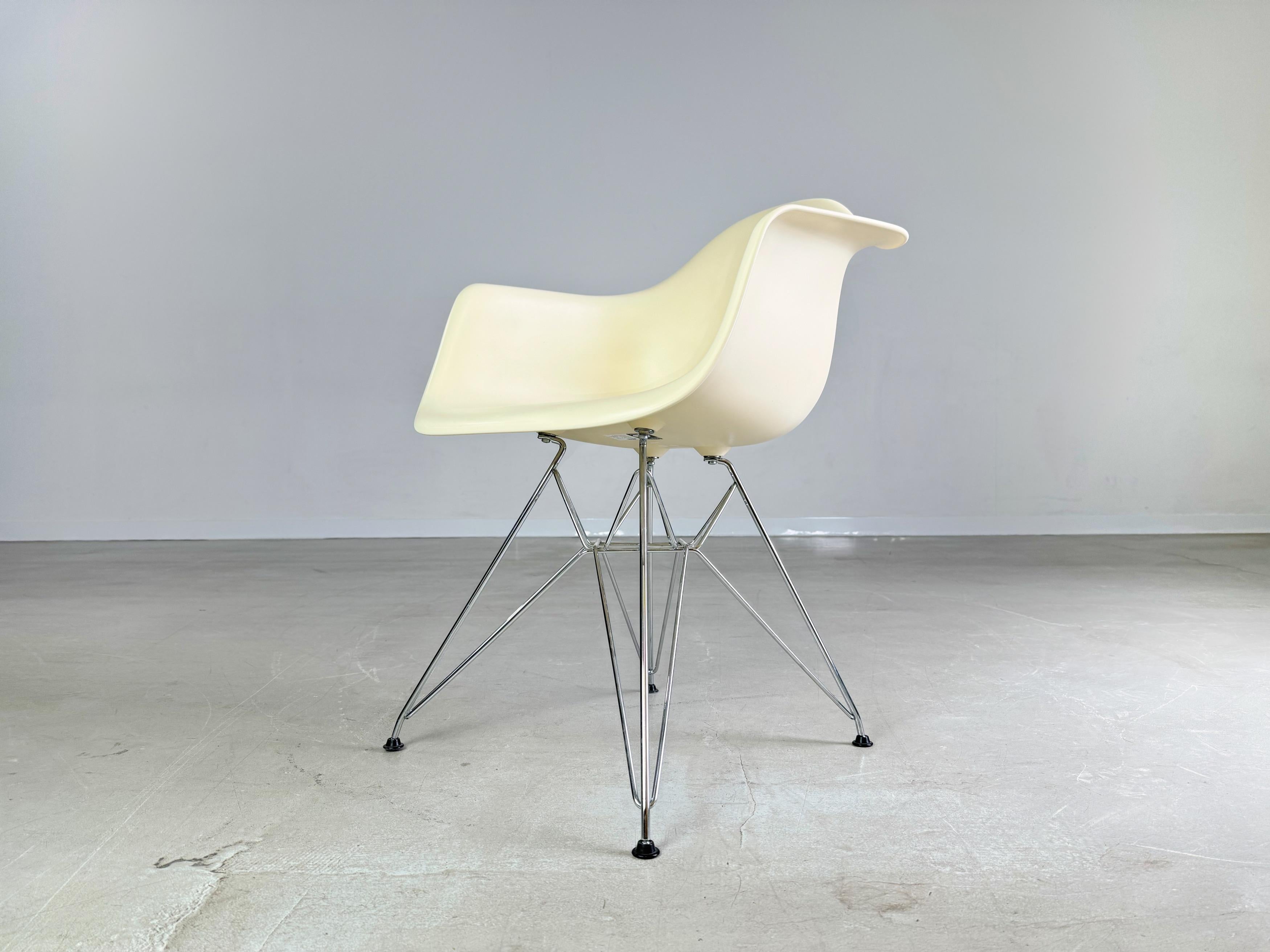 Fine XX secolo Set di 4 sedie Vitra Charles & Ray Eames Poltrona in plastica DAR RE in vendita
