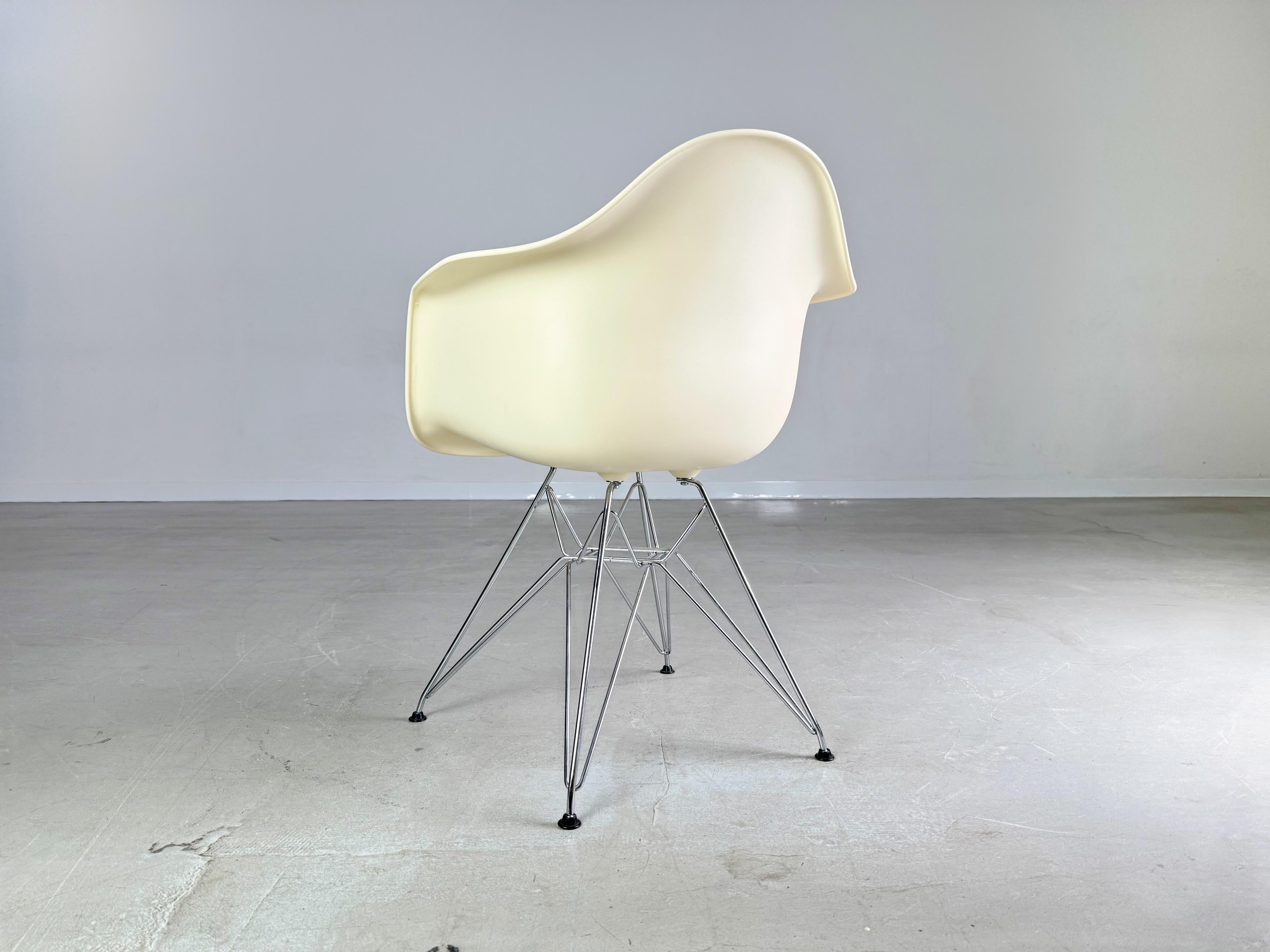 Set di 4 sedie Vitra Charles & Ray Eames Poltrona in plastica DAR RE in vendita 1