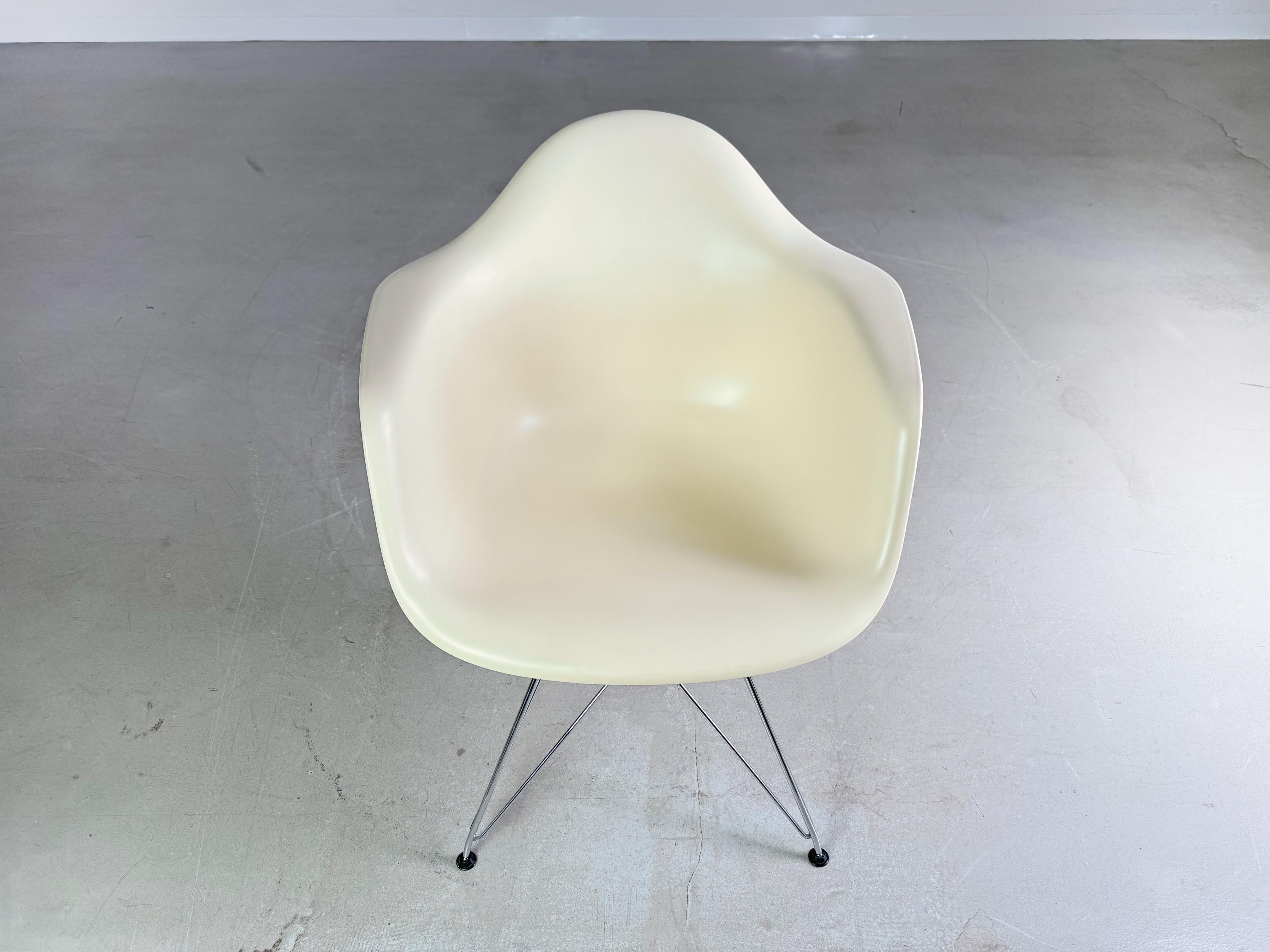 Set di 4 sedie Vitra Charles & Ray Eames Poltrona in plastica DAR RE in vendita 2