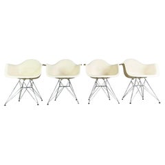 Satz von 4 Vitra-Stühlen Charles & Ray Eames Kunststoffsesseln DAR RE