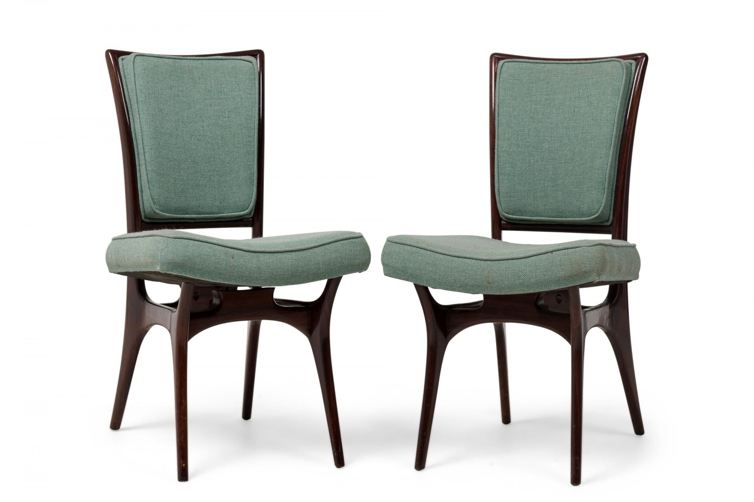Set di 4 sedie da pranzo in noce scuro della modernità americana di metà secolo (anni '50) dalla forma biomorfa traforata con schienale e seduta inclinati, rivestite in tessuto verde acqua chiaro e poggianti su 4 gambe strombate.(2 braccioli, 2