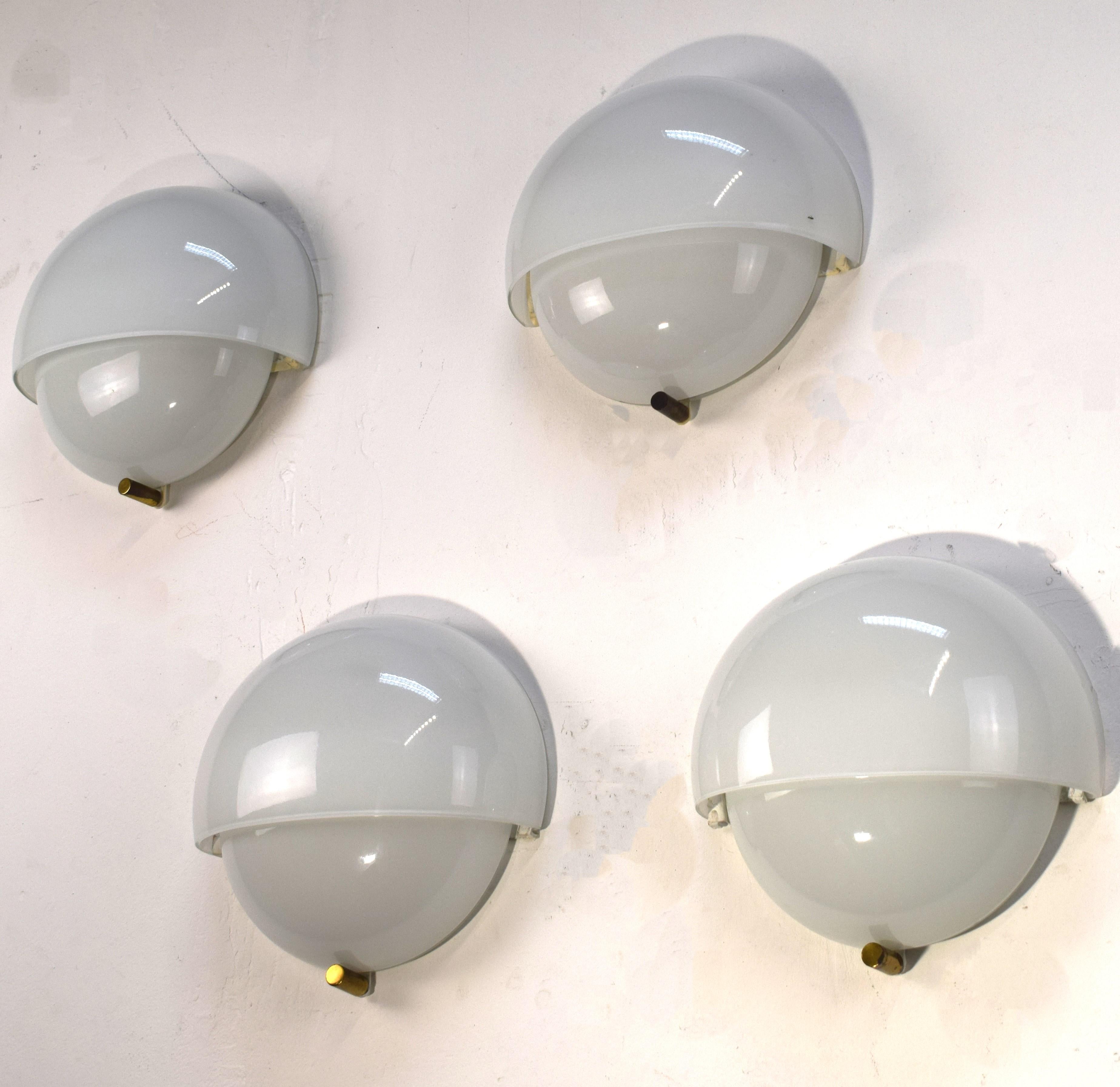 Set of 4 wall lamp model. Mania by Vico Magistretti for Artemide, Italy, 1970s.

Dimensions: H= 24 cm; W= 23 cm; D= 10 cm.