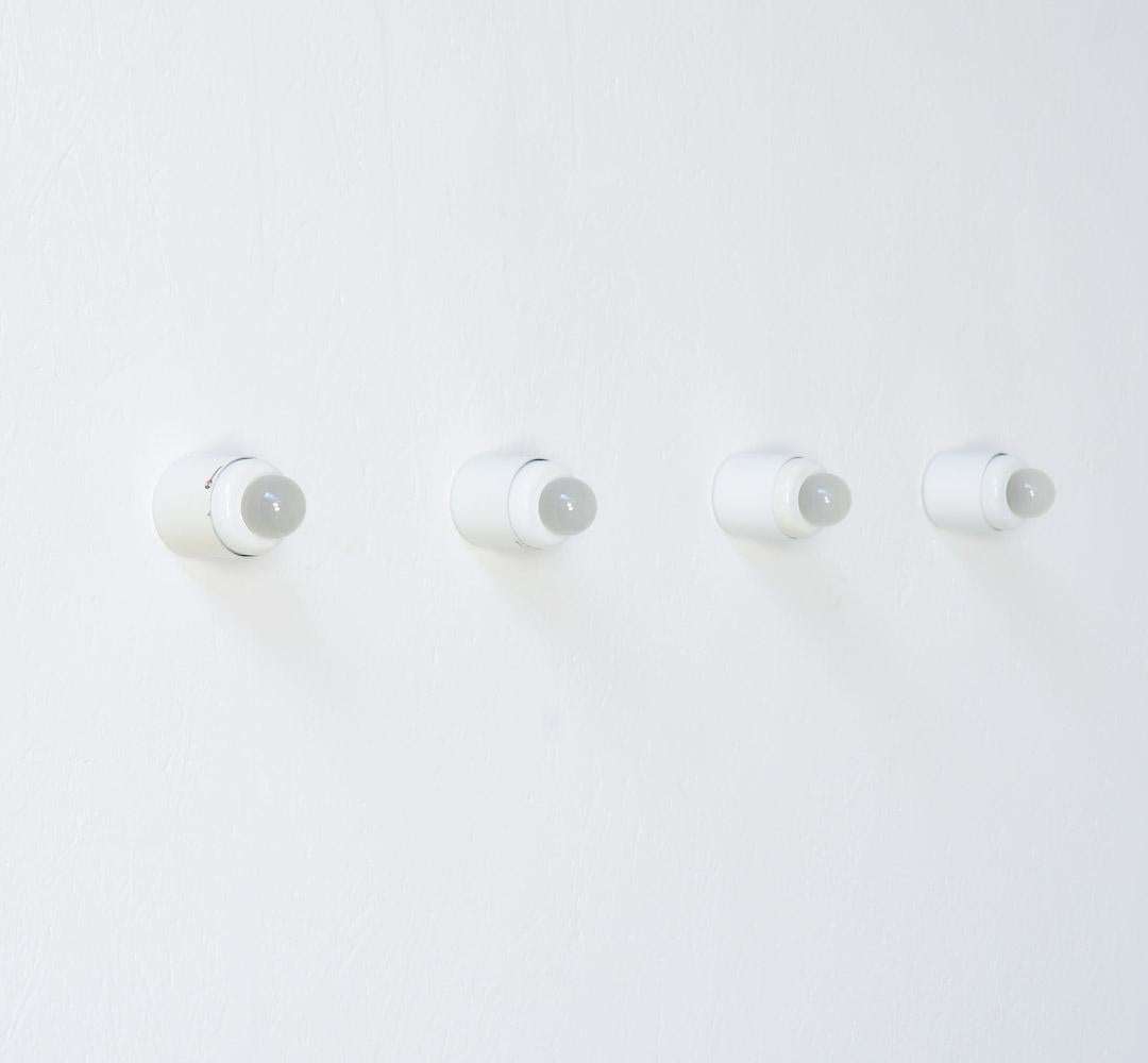 The Minimalist wall lamp model SP/13f was designed by Gino Sarfatti for Arteluce Milano in 1958. These cylindrical wall or ceiling lamps are made of white lacquered metal. The spherical bulb is visible.
We offer you a set of 4 lamps, in very good