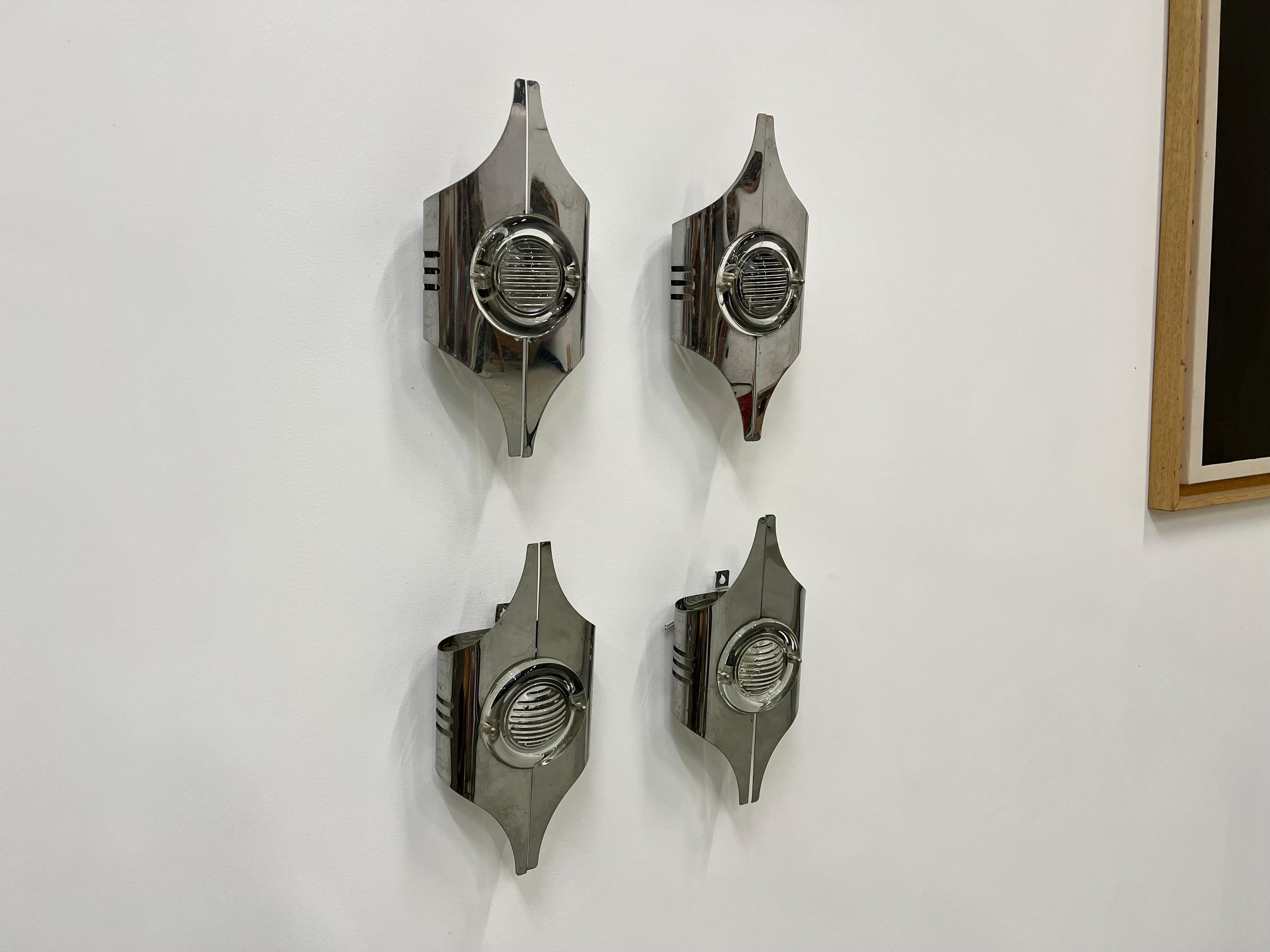 Pretty series of 4 glass and stainless steel wall lights from the 70s, Italian production attributed to Oscar Torlasco. Works on both 110 and 220 volts.
