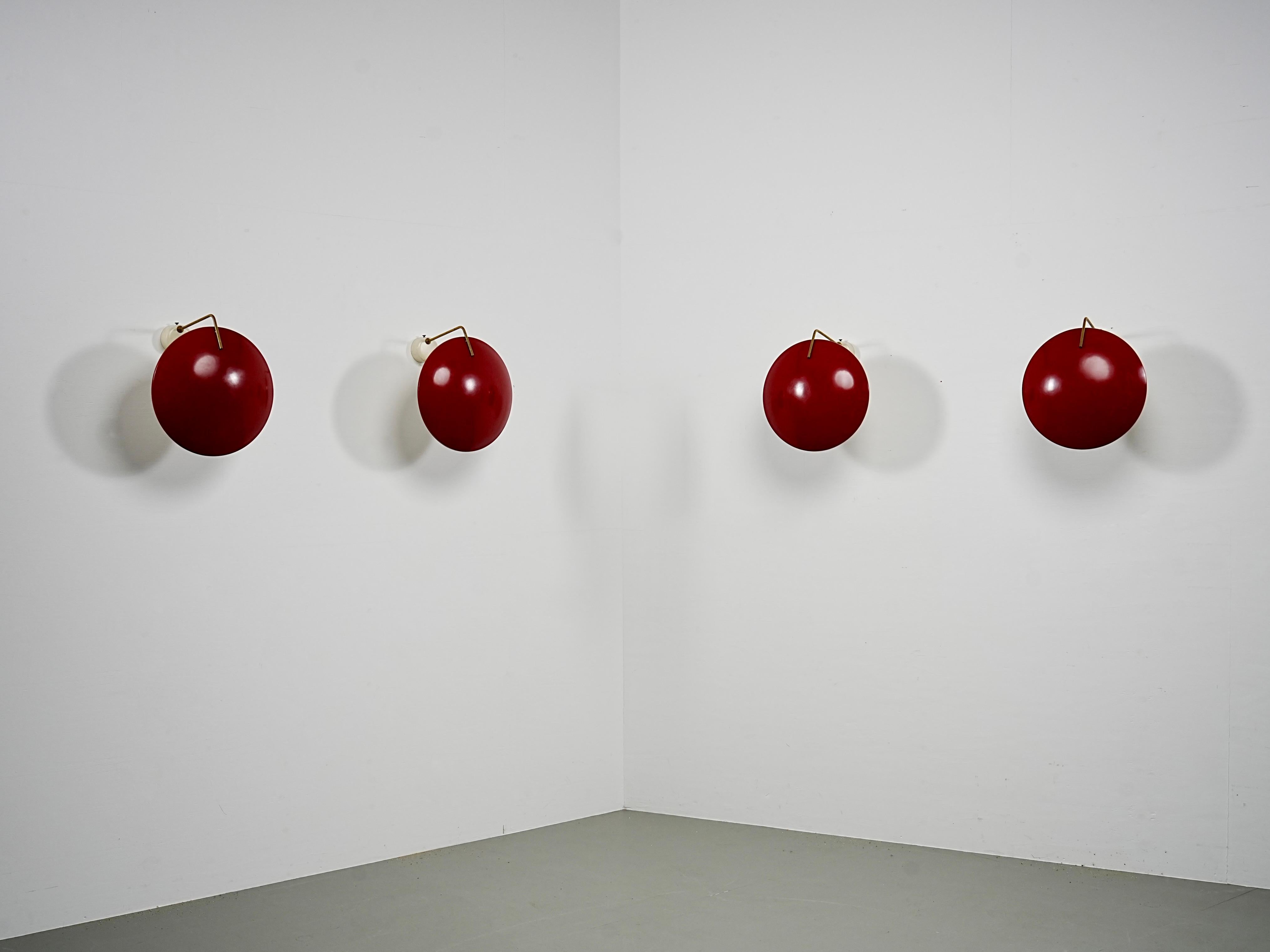 Juego de cuatro lámparas de pared de Stilnovo, diseñadas por su fundador Bruno Gatta, Italia, años 50. Stilnovo fue una de las empresas italianas de iluminación más influyentes de la posguerra. Fundada en 1946 en Milán, se convirtió en un actor